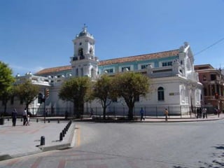 Museo de la Antigua Catedral de CuencaEsta es la construcción más antigua de la ciudad de Cuenca. Su construcción fue ordenada el 7 de Julio de 1557, 10 años después de la  Fundación  Española.Fue edificada en 1567 totalmente de madera, debido a los pocos recursos con los que se contaba.Ha sido difícil mantenerla en pie debido a la Humedad, la polilla con el pasar del tiempo