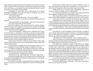 especialmente dos grandes piedras que guardó en los bolsillos y trepó al
árbol. A medio camino se deslizó por una rama hasta situarse justo encima
de losdurmientes,y,acto seguido,hizomuybuena puntería(puesno podía
fallar) pues de lo contrario estaría perdido.
Los gigantes, al recibir cada uno un fuerte golpe con la piedra,
despertaron echándose entre ellos las culpas de los golpes. Uno dio un
empujón a su compañero y le dijo:
- ¿Por qué me pegas?
-Estás soñando -respondió el otro-. Yo no te he pegado.
Se volvieron a dormir, y entonces el sastrecito le tiró una piedra al
segundo.
- ¿Qué significaesto? -gruñóel gigante-.¿Por qué me tiras piedras?
-Yo no te he tirado nada -gruñó el primero.
Discutieron todavía un rato; pero como los dos estaban cansados,
dejaron las cosas como estaban y cerraron otra vez los ojos. El sastrecito
volvióalasandadas.Escogiendolamásgrandede suspiedras,latirócontoda
su fuerza al pecho del primer gigante.
- ¡Esto ya es demasiado! -vociferó furioso. Y saltando como un loco,
arremetió contra su compañero y lo empujó con tal fuerza contra el árbol,
que lo hizo estremecerse hasta la copa. El segundo gigante le pagó con la
mismamoneda,ylosdos se enfurecierontantoque arrancaronde cuajodos
árboles enteros y estuvieron aporreándose el uno al otro hasta que los dos
cayeron muertos. Entonces bajó del árbol el sastrecito.
"Suerte que no arrancaron el árbol enque yo estaba,"se dijo,"pues
habría tenidoque saltaraotro comounaardilla.Menosmal que nosotroslos
sastres somos livianos."
Y desenvainando la espada, dio un par de tajos a cada uno en el
pecho. Enseguida se presentó dónde estaban los caballeros y les dijo:
-Se acabaron los gigantes, aunque debo confesar que la faena fue
dura.Se pusieronaarrancarárbolesparadefenderse.¡Venirle contronquitos
a un hombre como yo, que mata a siete de un golpe!
- ¿Y no estás herido? -preguntaron los jinetes.
-No piensen tal cosa -dijo el sastrecito-. Ni siquiera, despeinado.
Los jinetesnopodíancreerlo.Se internaronconél enel bosque yallí
encontraronalosdosgigantesflotandoensupropiasangrey,asualrededor,
los árboles arrancados de cuajo.
El sastrecito se presentó al rey para pedirle la recompensa ofrecida;
pero el rey se hizo el remolón y maquinó otra manera de deshacerse del
héroe.
-Antes de que recibas la mano de mi hija y la mitad de mi reino -le
dijo-, tendrás que llevar a cabo una nueva hazaña. Por el bosque corre un
unicornio que hace grandes destrozos, y debes capturarlo primero.
-Menos temo yo a un unicornio que a dos gigantes -respondió el
sastrecito--Siete de un golpe: ésa es mi especialidad.
Y se internó en el bosque con un hacha y una cuerda, después de
haber rogado a sus seguidores que lo aguardasen afuera.
No tuvo que buscar mucho. El unicornio se presentó de pronto y lo
embistióferozmente,decididoaensartarlode una vez con su único cuerno.
-Pocoa poco; la cosa no estan fácil comopiensas -dijoel sastrecito.
Plantándose muy quieto delante de un árbol, esperó a que el
unicornioestuviese cercay,entonces,saltó ágilmentedetrásdelárbol.Como
el unicorniohabía embestidoconfuerza,el cuerno se clavó enel tronco tan
profundamente,que pormásque hizono pudosacarlo,y quedó prisionero.
"¡Ya cayóel pajarito!,"dijoel sastre,saliendode detrásdel árbol.Ató
lacuerda al cuellode labestia,cortóel cuernode unhachazoyllevósupresa
al rey.
Pero éste aún no quiso entregarle el premio ofrecido y le exigió un
tercer trabajo. Antes de que la boda se celebrase, el sastrecito tendría que
cazar un feroz jabalí que rondaba por el bosque causando enormes daños.
Para ello contaría con la ayuda de los cazadores.
- ¡No faltaba más! -dijo el sastrecito-. ¡Si es un juego de niños!
Dejóaloscazadoresalaentradadel bosque,congranalegríade ellos,
puesde tal modoloshabía recibidoel ferozjabalíenotrasocasiones,que no
les quedaban ganas de enfrentarse con él de nuevo.
Tan pronto vio al sastrecito, el jabalí lo acometió con los agudos
colmillosde suboca espumeante,yya estabaa puntode derribarlo,cuando
el héroe huyó a todo correr, se precipitó dentro de una capilla que se
levantabapor aquellascercanías.subióde un salto a la ventanadel fondoy,
de otro salto, estuvo enseguida afuera. El jabalí se abalanzó tras él en la
capilla;peroya el sastrecitohabíadado la vueltayle cerraba la puertade un
golpe,conlo que la enfurecidabestiaquedóprisionera,pueserademasiado
torpe y pesadapara saltara suvez porla ventana.El sastrecitose apresuróa
llamar a los cazadores, para que la contemplasen con sus propios ojos.
El rey tuvoahora que cumplirsu promesay le diola mano de su hija
y la mitad del reino, agregándole: "Ya eres mi heredero al trono."
Se celebró la boda con gran esplendor, y allí fue que se convirtióen
todo un rey el sastrecito valiente.
 
