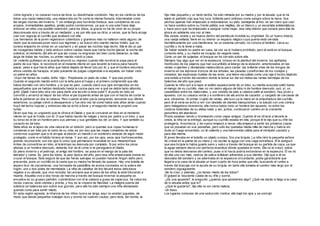 cómo lograrlo y no cesaran nunca de llorar su desdichada condición. Hay en los cánticos de los 
lobos una vasta melancolía, una melancolía sin f in como la misma f loresta, interminable como 
las largas noches del invierno. Y sin embargo esa horrenda tristeza, ese condolerse de sus 
propios, irremediables apetitos, jamás podrá conmovernos, ya que ni una sola f rase deja 
entrever en ellos una posible redención; para los lobos, la gracia no ha de venir de su propio 
desconsuelo sino a través de un mediador; y es por ello que se diría, a veces, que la f iera acoge 
casi con regocijo el cuchillo que acabará con ella. 
Los hermanos de la joven registraron cobertizos y graneros mas no hallaron resto alguno; de 
modo que la sensata joven secó sus lágrimas y se buscó otro marido menos tímido, que no 
tuviera empacho en orinar en un cacharro y en pasar las noches bajo techo. Ella le dio un par 
de rozagantes bebés y todo anduvo sobre ruedas hasta que cierta noche glacial, la noche del 
solsticio, el momento del año en que las cosas no engranan tan bien como debieran, la más 
larga de todas las noches, su primer marido volvió a casa. 
Un violento puñetazo en la puerta anunció su regreso cuando ella revolvía la sopa para el 
padre de sus hijos; lo reconoció en el instante mismo en que levantó la tranca para hacerlo 
pasar, pese a que hacía años que había dejado de llevar luto por él, y que el hombre estuviera 
ahora vestido de harapos, el pelo pululante de pulgas colgándole a la espalda, sin haber visto 
un peine en años. 
−Aquí me tienes de vuelta, doña −dijo−. Prepárame un plato de coles. Y que sea pronto. 
Cuando el segundo marido entró con la leña para el fuego y el primero comprendió que ella 
había dormido con otro hombre, y lo que es peor, cuando clavó sus ojos enrojecidos en los 
pequeñuelos que se habían deslizado hasta la cocina para ver a qué se debía tanto alboroto, 
gritó: ¡Ojalá fuera lobo otra vez para darle una lección a esta puta! Y al punto en lobo se 
convirtió y arrancó al mayor de los niños el pie izquierdo antes de que con el hacha de cortar la 
leña le partieran en dos la cabeza. Pero cuando el lobo yacía sangrando, lanzando sus últimos 
estertores, su pelaje volvió a desaparecer y fue otra vez tal como había sido años atrás cuando 
huyó del lecho nupcial; y entonces ella se echó a llorar y el segundo marido le propinó una 
tunda. 
Dicen que hay un ungüento que te of rece el Diablo y que te convierte en lobo en el momento 
mismo en que te f rotas con él. O que había nacido de nalgas y tenía por padre a un lobo, y que 
su torso es el de un hombre pero sus piernas y sus genitales los de' un lobo. Y que también su 
corazón es de lobo. 
Siete años es el lapso de vida natural de un lobizón, pero si quemas sus ropas humanas lo 
condenas a ser lobo por el resto de su vida; es por eso que las viejas comadres de estos 
contornos suponen que si le arrojas al lobizón un mandil o un sombrero estarás de algún modo 
protegido, como si el hábito hiciera al monje. Y aun así, por los ojos, esos ojos fosforescentes, 
podrás reconocerlo; son los ojos lo único que permanece invariable en sus metamorfosis. 
Antes de convertirse en lobo, el licántropo se desnuda por completo. Si por entre los pinos 
atisbas a un hombre desnudo, deberás huir de él como si te persiguiera el Diablo. 
Es pleno invierno y el petirrojo, el amigo del hombre, se posa en el mango de la pala del 
labrador y canta. Es, para los lobos, la peor época del año, pero esa niña empecinada insiste en 
cruzar el bosque. Está segura de que las f ieras salvajes no pueden hacerle ningún daño pero, 
precavida, pone un cuchillo en la cesta que su madre ha llenado de quesos. Hay una botella de 
áspero licor de zarzamoras, una horneada de pastelillos de avena cocinados en la solera del 
fogón; uno o dos potes de mermelada. La niña de cabellos de lino llevará estos deliciosos 
regalos a su abuela, que vive recluida, tan anciana que el peso de los años la está triturando a 
muerte. Abuelita vive a dos horas de marcha a través del bosque invernal; la pequeña se 
envuelve en su grueso pañolón, cubriéndose con él la cabeza a guisa de caperuza. Se calza los 
recios zuecos; está vestida y pronta, y hoy es la víspera de Navidad. La maligna puerta del 
solsticio se balancea aún sobre sus goznes, pero ella ha sido siempre una niña demasiado 
querida como para sentir miedo. 
En esta región agreste, la infancia de los niños nunca es larga, aquí no existen juguetes, de 
modo que desde pequeños trabajan duro y pronto se vuelven cautos; pero ésta, tan bonita, la 
hija más pequeña y un tanto tardía, ha sido mimada por su madre y por la abuela, que le ha 
tejido el pañolón rojo que hoy luce, brillante pero ominoso como sangre sobre la nieve. Sus 
pechos apenas han empezado a redondearse; su pelo, semejante al lino, es tan claro que casi 
no hace sombra sobre su f rente pálida; sus mejillas, de un blanco y un escarlata emblemáticos; 
y hace poco que ha empezado a sangrar como mujer, ese reloj interior que sonará para ella de 
ahora en adelante una vez al mes. 
Ella existe, existe y se mueve dentro del pentáculo invisible su virginidad. Es un huevo intacto, 
una vasija sellada; tiene en su interior un espacio mágico cuya puerta está cerrada 
herméticamente por una membrana; es un sistema cerrado; no conoce el temblor. Lleva su 
cuchillo y no le teme a nada. 
De haber estado su padre en casa, tal vez se lo hubiera prohibido, pero él está en el bosque, 
cortando leña, y su madre es incapaz de negarle nada. 
Como un par de quijadas, el bosque se ha cerrado sobre ella. 
Siempre hay algo que ver en la espesura, incluso en la plenitud del invierno: los apiñados 
montículos de los pájaros que han sucumbido al letargo de la estación, amontonados en las 
ramas crujientes y demasiado melancólicos para cantar; las brillante orlas de los hongos de 
invierno en los leprosos troncos de los árboles; las pisadas cuneiformes de los conejos y 
venados; las espinosas huellas de las aves; una liebre escuálida como una raja d tocino dejando 
una estela a través del sendero donde la tenue luz del sol motea las ramas bermejas de los 
helechos del año que pasó. 
Cuando la niña oyó a lo lejos el aullido espeluznante de un lobo, su manita avezada saltó hasta 
el mango de su cuchillo, mas no vio rastro alguno de lobo ni de hombre desnudo; oyó, sí, un 
castañeteo entre los matorrales, y uno vestido de pies a cabeza saltó al sendero; muy joven y 
apuesto, con su casaca verde y e sombrero de ala ancha de cazador, y cargado de carcasas de 
ave; silvestres. Al primer crujido de ramas, ella tuvo ya la mano en la empuñadura del cuchillo, 
pero él al verla se echó a reír con destello de dientes blanquísimos y la saludó con una cómica 
pero halagadora reverencia; ella nunca había visto un hombre tan apuesto, no entre los 
rústicos botarates de su aldea natal, y así, juntos, continuaron camino en la creciente 
penumbra del atardecer. 
Pronto estaban riendo y bromeando como viejos amigos. Cuando él se of reció a llevarle la 
cesta, la niña se la entregó, aunque su cuchillo estaba en ella, porque él le dijo que su rif le los 
protegería. Anochecía, y de nuevo empezó a nevar; ella empezó a sentir los primeros copos 
que se posaban en sus pestañas, pero sólo les quedaba media milla de marcha y habría sin 
duda un fuego encendido, un té caliente y una bienvenida cálida para el intrépido cazador y 
para ella misma. 
El joven llevaba en el bolsillo un objeto curioso. Era una brújula. La niña miró la pequeña esfera 
de cristal en la palma de su mano y vio oscilar la aguja con una vaga extrañeza. El le aseguró 
que esa brújula lo había guiado sano y salvo a través del bosque en su partida de caza, ya que 
la aguja siempre decía con perfecta exactitud dónde quedaba el norte. Ella no le creyó; sabía 
que no debía desviarse del camino, pues si lo hacía podría extraviarse en la espesura. Él se rió 
de ella una vez más; rastros de saliva brillaban adheridos a sus dientes. Dijo que si él se 
desviaba del sendero y se adentraba en la espesura circundante, podía garantizarle que 
llegaría a la casa de la abuela un buen cuarto de hora antes que ella, buscando el rumbo a 
través del boscaje con la ayuda de su brújula, en tanto ella tomaba el camino más largo por el 
sendero zigzagueante. 
-No te creo, y además, ¿no tienes miedo de los lobos? 
Él golpeó la reluciente culata de su rif le y sonrió. 
-¿Es una apuesta?, le preguntó; ¿quieres que apostemos algo? ¿Qué me darás si llego a la casa 
de tu abuela antes que tú? 
-¿Qué te gustaría?, dijo ella no sin cierta malicia. 
-Un beso. 
Los lugares comunes de una seducción rústica; ella bajó los ojos y se sonrojó. 
 