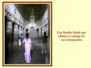 Una familia hindú que  admira el trabajo de  sus antepasados. 