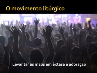 Levantar as mãos em êxtase e adoração
 