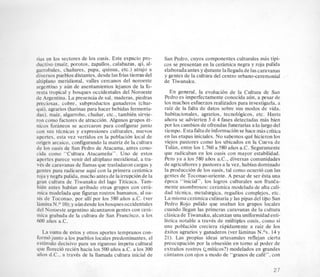 ri
dr
9‘
di
a1
ai
re
dc
Pi
4’
d:
rc
ni
a1
di
ci
a1
C(
01
Vt
r(
g’
b
si
12
d
61
IT
IT
fc
e:
q
ai
as en 10s sectores de 10s oasis. Este espacio pro-
lctivo (maiz, porotos, zapallos, calabazas, aji, al-
irrobales, chaiiares, papa, quinua, etc.) atrajo a
iversospueblosdistantes,desdelas frias tierras del
tiplano meridional, valles cercanos del noroeste
geutino y aun de asentamientos lejanos de la fo-
:sta tropical y bosques occidentales del Noroeste
:Argentina.La presencia de sal, maderas, piedras
Tciosas, cobre, subproductos ganaderos (char-
ui), agrarios (harinas para hacer bebidas fermenta-
as), maiz, algarrobo, chaiiar, etc., tambien sirvie-
)n como factores de atraccion. Algunos grupos et-
icos forheos se acercaron para configurar junto
In sus tecnicas y expresiones culturales, nuevos
portes, esta vez vertidos en la poblacion local de
rigen arcaico, configurandola matriz de la cultura
e 10s oasis de San Pedro de Atacama, antes cono-
ida como “Cultura Atacameiia”. Uno de estos
portes parece venir del altiplano meridional, a tra-
6s de caravanas de llamasque trasladaron cargas y
-rites para radicarse aqui con la primera cehmica
)jay negta pulida, mucho antes de la irrupcionde la
ran cultura de Tiwanaku del lago Titicaca. Tam-
ien antes habian arribado otras grupos con cera-
iica modelada que figuran rostros humanos, a1oa-
s de Toconao, por alli por 10s 580 arios a.C. (ver
mina N.O 10);y aundesde 10sbosques occidentales
el Noroeste argentino alcanzaron gentes con cerh-
iica grabada de la cultura de San Francisco, a 10s
DO aiios a.C.
La suma de estos y otros aportes tempranos con-
mnojunto a 10s pueblos locales predorninantes, el
stimulo decisivo para un riguroso impetu cultural
ue floreci6 r e d n hacia 10s 500 aiios a.C. a 10s 300
60s d.C., a traves de la llamada cultura inicial de
San Pedro, cuyos componentes culturales mas tipi-
cos se presentan en la ceramica negra y roja pulida
elaboradaantes y durante lallegada de las caravanas
y gentes de la cultura del centro urbanoceremonial
de Tiwanaku.
En general, la evolution de la Cultura de San
Pedro es imperfectamente conocida aun, a pesar de
10s muchos esfuerzos realizados para investigarla, a
raiz de la falta de datos sobre sus modos de vida,
habitacionales, agrarios, tecnologicos, etc. Hasta
ahora se advierten 3 6 4 fases detectadas mas bien
por 10s cambiosde ofrendas funerarias a lo largo del
tiempo. Estafaltade informacionse hace mas critica
en las etapas iniciales. No sabemos que hicieron10s
viejos pastores como 10s ubicados en la Cueva de
Tulan, entre 10s 1.760 a 580 aiios a.C. Seguramente
que radicaban en 10s oasis con mayor estabilidad.
Per0 ya a 10s 580 aiios a.C., diversas comunidades
de agricultores y pastores a la vez, habian dominado
la production de 10s oasis, tal como ocurrio con las
gentes de Toconao-oriente. A pesar de ser Csta una
epoca “inicial”, 10s logros culturales son franta-
mente asombrosos: ceramica modelada de aka cali-
dad tCcnica, metalurgica, regadios complejos, etc.
La misma cerimica culinaria y las pipas del tipo San
Pedro Rojo pulido que usaban 10s grupos locales
cuando llegan las primeras caravanas de la cultura
clasica de Tiwanaku, alcanzan una uniformidad esti-
listica notable a traves de multiples oasis, como si
una poblacion creciera rapidamente a raiz de 10s
Cxitos agrarios y ganaderos (ver laminas N.Os. 14 y
21). Las propias ideas artesanales reflejan cierta
preocupacion por la obsesion en torno a1 poder de
extraiios rostros (imiticos?) modelados en grandes
cantaros con ojos a modo de “granos de cafe”, con
27
 