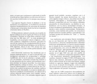puna, en tanto que continuaron explotando el medio
a travksde 10sviejos habitosrecolectoresdefrutos Y
de cacen’as tradicionalesen 10s parajes mas inhbpi-
tos.
Los aportes llegados desde el altiplano y de 10s
territorios circumpuneiios, se recibieron-atravks de
intensos desplazamientos de caravanas de hombres
y llamas que contactabandesde las tierras tropicales
orientales hasta el Pacifico.
El florecimientocultural coincidecon el arribo de
fuertes influencias de la region del Titicaca (Cultura
Tiwanaku). Durante su etapa final comenz6 a defi-
nirse por 10s 900 aiios d.C., la etnia propiamente
tacarneiia, con sus propios valores religiosos, cultu-
rales, politicos y linguisticos (Kunza), apoyados en
una red de contactos de complementacion de recur-
sosdesde el litorial hasta elaltiplanosurde Bolivia y
NW argentino. Hacia el aiio 1536, tiempo del con-
tactos espaiiol, la etnia estaba perfectamente defi-
nida.
Este desarrollo autktono fue interferido por el
sistema imperial incaico, el cual lo articulo bajo sus
inteligentes principios de reciprocidad y vasallaje
equilibrado, por la via de alianzas y arreglos politi-
cos. No obstante, el dominio europeo fue violento y
la sola presencia de 10s valores mercantilistas euro-
peos produjo un impacto increible. La crisis demo-
gl-2ifica(guerras, trabajo en rninas, etc), y fisiologica
(nuevas enfermedades)a consecuenciade una con-
quista real, acelero un proceso de cambios caoticos
para el seiiorio Atacameiio. Los nuevos ideales pro-
ductivos y politicos,elcristianismo,10s objetosde la
cultura material nunca antes visto (ruedas, armas,
monedas, fierro, etc.), 10s animales mejores que el
ganado local (caballo, vacunos, caprinos, etc.), el
idioma espaiiol, las armas destructivas, etc., son
entre algunos rasgos criticos, una sefial concretadel
dominio subyugador y deslumbrante, capaz de
ofender y sorprenderala vez. Los valoresculturales
atacameiios se desarticularon, sus habitos se con-
fundieron con la nueva mentalidad europea, el
Kunza desaparecio gradualmente, hasta quedar re-
ducido a unos canticos ceremoniales. Sorprenden-
temente, como simbolo del cambio, 10s vencedores
proporcionaron el poder politico concediendo a 10s
caciques locales 10s thninos de “Don” y “baston
de mando” ...
Las tradiciones pre-europeas fueron reemplaza-
das en sus funciones por nuevas ideas espaiiolas
(sincretismo)y diversas manifestaciones culturales
autktonas gradualmente se fueron desmoronando
por el choque de dos sociedadescon ideales opues-
tos (aculturacion). Asi, cerca de 2000 aiios de desa-
rrollo de “historia” agro-ganadera propia, sediluye-
ron en so10 300 aiios de domini0 colonial, hasta
quedar en el siglo XIX uno que otro pueblo de
“arrieros” y modestos campesinos mestizos unidos
a sus tradiciones altamente transformadas. Los
cambios,durante 10ssiglos XVIII y XIX parece que
fueron muy intensos, alterando en gran medida el
efecto sobreviviente de la etnia Atacameiia, aunque
todavia se aprecian algunos rasgos preespaiioles
que evocan el pasado desintegrado, como en cada
uno de10srostros mestizos que hoy nos recuerdan el
viejo esplendor del pasado atacameiio.
Algo mas de 3.000 campesinos descendientes de
estas culturas sobreviven ahora con el mismo he-
roismo de sus antecesoresfrente a un medio similar,
61
 