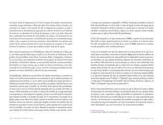 Conociendo la Cultura Aymara | 31 || 30 | Conociendo la Cultura Aymara
Un tercer ritual de importancia es el de la Limpia de Canales, estrechamente
vinculada al agua, salvadora y objeto de culto. Une trabajo, fiesta y rituales, con
oraciones a la virgen y a los santos. En ella se despejan las acequias y se pide a
la pachamama la abundancia de agua para los cultivos. Se hacen en el solsticio
de invierno, en alrededor de la fiesta de Santiago, el día 25 de julio. Dura seis
días y participan las familias de cada pueblo, las visitas y los forasteros. Es un
mecanismo de estructuración y consolidación social para la comunidad porque
suelen viajar a apoyar la faena los parientes y descendientes más jóvenes que
vienen de los centros urbanos de la costa. Se reparan las acequias, se les quita
el barro, las piedras y el pasto que impiden el buen flujo de las aguas.
Otro ritual de importancia es el Pachallampe o Rito de la Siembra de la Papa, que
es una fiesta agrícola festiva que se realiza en la Provincia de Parinacota, en los
pueblos de precordillera como: Putre, Socoroma, Belén, Chapiquiña y Pachama.
Es un acto ritual, que representa la siembra de las papa y se realiza en los meses
de Octubre o Noviembre. Además, es una actividad ritual de carácter económica
del hombre y la mujer aymara, que se realiza en forma comunitaria, y está rela-
cionando con la siembra de papa, y tiene como fin el autoabastecimiento de este
producto en forma individual y colectiva de una comunidad.
El pachallampe, además de ser una forma de trabajo comunitario, es también un
ritual en el cual los aymara realizan una ceremonia en que le solicitan permiso a la
pachamama para sembrar, y a su vez piden que la semillas de la papa sean bien re-
cibidas por la madre tierra, que haya una siembra con alegría, bastante lluvia y una
abundante cosecha para su pueblo. La actividad ritual agrícola del pachallampe,
se inicia con un acto en terreno agrícola preparado para esa ocasión, allí sobre un
awayo o lliclla extendida en el suelo, se colocan las semillas de la papa adornadas
con serpentinas y otros elementos sagrados, se hace el acto del ritual de iniciación,
para después proceder a la siembra de papa. Es el mayordomo o encargado de la
iglesia, quien como alférez de la fiesta, reparte las semillas entre las mujeres, y los
hombres, alistan sus chontas y palas para dirigirse al terreno de siembra. Son los
hombres los que abren la tierra con las chontas y palas, seguidos de la mujer la cual
echa las semillas y las cubre con tierra. Durante la siembras el mayordomo ofrece
una colación de comidas típicas como papa cocidas, chuños, maíz tostado, carnes
o charqui, pan amasados o sopaipillas y bebidas. Finalizada la siembra se inicia el
baile del pachallampe el cual se baila y canta en pareja al ritmo del grupo que lo
interpreta. Imitando la siembra realizada. La comida que se consume es el asado,
estofado y cazuela de carne de llama y alpaca, con arroz o quinua u otras comidas.
La danza que se baila se llama baile del pachallampe.
El Día del Compadre es el que conmemora al Mallku o espíritu de las montañas.
Éste halla su mejor representación en el cóndor y se celebra en el mes de enero.
Su culto normalmente es en la falda de un cerro. El Mallku representa la cumbre,
no sólo geográfica, sino también jerárquica.
Como se ha señalado este tipo de celebraciones se inserta dentro de lo que el ay-
mara llama costumbres, reservando el término religioso para las fiestas católicas en
honor a los santos patrones de cada pueblo pero la religiosidad aymara es por esen-
cia sincrética, sin que puedan realmente separarse los elementos autóctonos de
los católicos. Más relevante es el protocolo que se cuida en cada celebración:“Los
hombres siempre acompañados por su mujer traen sus chuspas (pequeños bolsos
tejidos) llenas de hojas de coca, al cuello o en la mano. La ubicación de las personas
en cada ritual, obedece a una jerarquía determinada, así como todos los pasos que
se siguen en cada momento de la fiesta. La música es un elemento imprescindible,
y su ejecución depende del tipo de ritualidad determinada, en la cual podemos
mencionar algunos como“laTarka” o“Tarkeada” para carnaval; guitarra, acordeón
o violín para el Pachallampe,“la bandola” para los floreos de llamas y alpacas y el
“Siku” o“Zampoña” para las fiestas patronales”12
.
Éstos y otros procedimientos, como la manera en que se ofician los cantos y bailes,
el intercambio de alimentos y bebidas, las ofrendas de hoja de coca, alcohol, harina
de quínoa y maíz, responden a reglas transmitidas de generación en generación.
Por ello las ceremonias son encabezadas por un mayor, un cargo especializado para
este fin y reconocido por la comunidad. Son también protagónicos el yatire, sabio y
conocedor de todas las costumbres, así como el presidente de la junta de vecinos y
otros“principales”, que son“comuneros” de reconocimiento público.
12. Rosario Mena.“Hijos de la Pachamama”. www.nuestro.cl
 