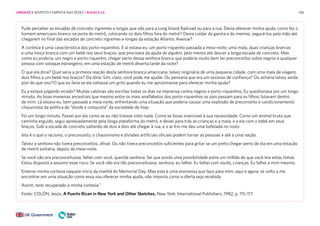 168
Pude perceber as escadas de concreto íngremes e longas que vão para a Long Island Railroad ou para a rua. Devia oferecer minha ajuda, como fez o
homem americano branco na porta do metrô, colocando os dois filhos fora do metrô? Devia cuidar da garota e do menino, segurá-los pela mão até
chegarem no final das escadas de concreto íngremes e longas da estação Atlantic Avenue?
A cortesia é uma característica dos porto-riquenhos. E aí estava eu; um porto-riquenho passada a meia-noite, uma mala, duas crianças brancas
e uma moça branca com um bebê nos seus braços, que precisava da ajuda de alguém, pelo menos até descer a longa escada de concreto. Mas
como eu poderia, um negro e porto-riquenho, chegar perto dessa senhora branca que poderia muito bem ter preconceitos sobre negros e qualquer
pessoa com sotaque estrangeiro, em uma estação de metrô deserta tarde da noite?
O que ela diria? Qual seria a primeira reação desta senhora branca americana, talvez originária de uma pequena cidade, com uma mala de viagem,
dois filhos e um bebê nos braços? Ela diria: Sim, claro, você pode me ajudar. Ou pensaria que era um excesso de confiança? Ou acharia talvez ainda
pior do que isso?O que eu faria se ela soltasse um grito quando eu me aproximasse para oferecer minha ajuda?
Eu a estava julgando errado? Muitas calúnias são escritas todas os dias na imprensa contra negros e porto-riquenhos. Eu questionava por um longo
minuto. As boas maneiras ancestrais que mesmo entre os mais analfabetos dos porto-riquenhos os pais passam para os filhos, lutavam dentro
de mim. Lá estava eu, bem passada a meia-noite, enfrentando uma situação que poderia causar uma explosão de preconceito e condicionamento
chauvinista da política de “divide e conquista” da sociedade de hoje.
Foi um longo minuto. Passei por ela como se eu não tivesse visto nada. Como se fosse insensível à sua necessidade. Como um animal bruto que
caminha erguido, segui apressadamente pela longa plataforma do metrô, e deixei para trás as crianças e a mala, e a ela com o bebê em seus
braços. Subi a escada de concreto saltando de dois a dois até chegar à rua, e o ar frio me deu uma bofetada no rosto.
Isto é o que o racismo, o preconceito, o chauvinismo e divisões artificiais oficiais podem tornar as pessoas e até a uma nação.
Talvez a senhora não tivera preconceitos, afinal. Ou não tivera preconceitos suficientes para gritar se um preto chegar perto de ela em uma estação
de metrô solitária, depois da meia-noite.
Se você não era preconceituosa, falhei com você, querida senhora. Sei que existe uma possibilidade entre um milhão de que você leia estas linhas.
Estou disposto a assumir esse risco. Se você não era tão preconceituosa, senhora, eu falhei. Eu falhei com vocês, crianças. Eu falhei a mim mesmo.
Enterrei minha cortesia naquele início da manhã do Memorial Day. Mas esta é uma promessa que faço para mim, aqui e agora: se volto a me
encontrar em uma situação como essa vou oferecer minha ajuda, não importa como a oferta seja recebida.
Assim, terei recuperado a minha cortesia.”
Fonte: COLÓN, Jesús. A Puerto Rican in New York and Other Sketches. New York: International Publishers, 1982, p. 115–117.
UNIDADE 3: RESPEITO E EMPATIA NAS REDES • AULAS 5 e 6
 