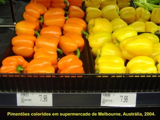 Pimentões coloridos em supermercado de Melbourne, Austrália, 2004.
 