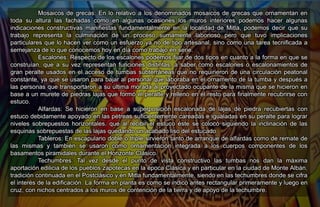 Mosaicos de grecas: En lo relativo a los denominados mosaicos de grecas que ornamentan en
toda su altura las fachadas como en algunas ocasiones los muros interiores podemos hacer algunas
indicaciones constructivas manifiestas fundamentalmente en la localidad de Mitla, podemos decir que su
trabajo representa la culminación de un proceso sumamente laborioso pero que tuvo implicaciones
particulares que lo hacen ver como un esfuerzo ya no de tipo artesanal, sino como una tarea tecnificada a
semejanza de lo que conocemos hoy en día como trabajo en serie.
Escalones: Respecto de los escalones podemos fijar de dos tipos en cuanto a la forma en que se
construían, que a su vez representan funciones distintas, a saber como escalones o escalonamientos de
gran peralte usados en el acceso de tumbas subterráneas que no requirieron de una circulación peatonal
constante, ya que se usaron para bajar al personal que laboraba en el ornamento de la tumba y después a
las personas que transportaron a su última morada al proyectado ocupante de la misma que se hicieron en
base a un murete de piedras lajas que formó el peralte y relleno en el resto para finalmente recubrirse con
estuco.
Alfardas: Se hicieron en base a superposición escalonada de lajas de piedra recubiertas con
estuco debidamente apoyado en las pétreas suficientemente careadas e igualadas en su peralte para lograr
niveles sobrepuestos horizontales, que al recibir el estuco éste se colocó siguiendo la inclinación de las
esquinas sobrepuestas de las lajas quedando un acabado liso del estucado.
Tableros: En escapulario doble o triple sirvieron tanto de arranque de alfardas como de remate de
las mismas y también se usaron como ornamentación integrada a los cuerpos componentes de los
basamentos piramidales durante el Horizonte Clásico.
Techumbres: Tal vez desde el punto de vista constructivo las tumbas nos dan la máxima
aportación edilicia de los pueblos zapotecas en la época Clásica y en particular en la ciudad de Monte Albán,
tradición continuada en el Postclásico y en Mitla fundamentalmente, siendo en las techumbres donde se cifra
el interés de la edificación. La forma en planta es como se indicó antes rectangular primeramente y luego en
cruz, con nichos centrados a los muros de contención de la tierra y de apoyo de la techumbre.
 