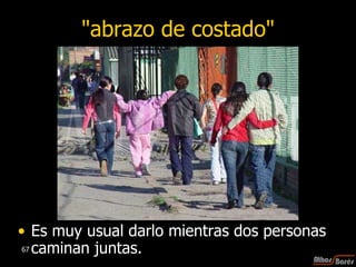 "abrazo de costado" Es muy usual darlo mientras dos personas caminan juntas.  