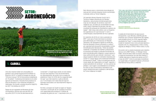 24 25
Foto: José Cícero da Silva/Agência Pública
Uma das maiores traders de commodities do
planeta e com receita líquida de R$ 50 bilhões no
Brasil em 201966
, a Cargill foi fundada há mais de
150 anos e possui 155 mil funcionários trabalhando
em 70 países67
. A presença da empresa vai do setor
agrícola ao financeiro, incluindo forte presença na
área de alimentos e nas indústrias energética e
siderúrgica. No mundo, a receita anual da Cargill foi
de US$ 114,6 bilhões em 201968
.
Apesar de ser signatária da Moratória da Soja
na Amazônia e afirmar que cerca de 95% da
sua safra 2018-19 é livre de desmatamento e
conversão69
, a Cargill segue sendo um dos traders
de soja mais expostos a risco de envolvimento
em desmatamento, de acordo com os dados da
plataforma Trase. Em 2018, ela foi a segunda trader
de soja70
que mais exportou o grão produzido
nos 15 municípios com maior área de soja em
fazendas associadas com desmatamento ilegal no
Mato Grosso.
No Pará, a atuação da Cargill na região do Tapajós,
incluindo a construção de um complexo de portos
com capacidade para embarcar 5 milhões de
toneladas de grãos por ano71
, é apontada como um
fator decisivo para o crescimento da produção de
soja que tem acirrado disputas locais e aumentado
a pressão sobre as Terras Indígenas.
Um exemplo dessas disputas ocorre com o
Território Indígena Munduruku do Planalto
Santareno, cujo processo de demarcação leva
mais de uma década. No território vivem 607
indígenas que, cercados por propriedades de soja,
milho, sorgo e fazendas de pecuária, são alvo
constante de ameaças por fazendeiros e grileiros da
região72
. Além disso, eles sofrem com os impactos
dos agrotóxicos em suas lavouras73
e com a
contaminação e assoreamento de rios e igarapés.
Em setembro de 2018, em meio a pressões do
MPF74
para que a Funai retomasse os estudos
para delimitação da TI Munduruku do Planalto
Santareno, dez fazendeiros ligados ao Sindicato
Rural de Santarém (Sirsan) acionaram a Justiça75
por supostamente possuírem propriedades na área
reivindicada pelos Munduruku. Tendo seu pedido
indeferido, e impedidos de interferir juridicamente
no processo que exigia a condução de estudos da
área reivindicada pelos indígenas, o grupo passou a
atuar politicamente para retardar o processo76
, que
segue suspenso devido às restrições impostas pela
Covid-19. O grupo figura como potencial fornecedor
de soja para a Cargill. “Todos os produtores aqui da
nossa região são cadastrados na Cargill”, segundo o
próprio presidente do sindicato77
, um dos autores da
petição, o que sugere a possibilidade de a empresa
ter entre os seus fornecedores fazendeiros que
atuam diretamente para inviabilizar a demarcação
de Terras Indígenas na região.
“Com a soja, o que vemos é o desmatamento aumentando cada
vez mais para dar lugar a ela. Com isso, nossos rios, nossos
igarapés estão secando. Nós, indígenas, não fazemos
sopa de soja, não alimentamos nossos filhos com soja.
A gente vê essas muitas plantações de soja, às vezes
tem 100 mil hectares para um dono… Terra e mais terra,
e desmatamento, essa busca por mais e mais terra.
Em toda essa região onde tem a Cargill, eles estão acabando
com a natureza ao redor e estão expulsando e ameaçando
os Povos Indígenas que vivem ali.”
Alessandra Munduruku,
Liderança e guerreira do povo Munduruku
A cadeia de fornecimento da soja é pouco
transparente, o que dificulta a identificação de
empresas que compram diretamente das regiões
mencionadas acima. Em 2018, segundo dados
da plataforma Trase78
, a soja embarcada pela
Cargill em Santarém teve como principal destino a
Espanha (30,1%), ultrapassando a China (15,9%),
seguida por Bélgica (14,4%) e Reino Unido (12,2%).
De acordo com os dados levantados pelo relatório,
bancos como BNP Paribas, J.P. Morgan Chase,
HSBC, Deutsche Bank, Bank of America, Barclays
e Citigroup emprestaram de US$ 306 milhões a
1 bilhão cada para a Cargill entre janeiro de 2017
e maio de 202079
. Entre os principais investidores
na Cargill estão a Prudential Financial, a American
International Group (AIG) e a MetLife.
SETOR:
AGRONEGÓCIO
5. CARGILL
Foto:
Barbara
Dias/Cimi
Josenildo Munduruku, cacique da aldeia Açaizal, observa uma
das lavouras de soja que vêm avançando sobre a aldeia.
Desmate no Planalto Santareno, na
região da aldeia Açaizal, no Pará.
 