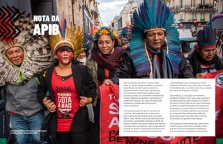 6 7
6 7
Foto:
Eric
Marky
Terena/
Mídia
Índia
NOTA DA
APIB
Não há dúvidas que tanto o avanço ilegal
sobre as Terras Indígenas quanto o aumento
desenfreado da destruição dos biomas
brasileiros estão diretamente conectados
aos benefícios extrativistas colhidos pela
iniciativa privada. As constantes invasões das
Terras Indígenas por grileiros, garimpeiros e
madeireiros deixam um rastro de destruição
ambiental e assassinatos étnicos dos
povos originários.
Esse cenário quase de guerra nos levou a
construir, pelo segundo ano consecutivo,
este importante documento junto à Amazon
Watch. Este relatório nasce da importância de
se mesclar capacidades distintas da APIB, da
Amazon Watch e de outros aliados para realizar
uma pesquisa que explicite como empresas em
atuação no Brasil e corporações internacionais
contribuem para o aumento da situação de
vulnerabilidade e das ameaças aos Povos
Indígenas do Brasil, assim como têm um papel
fundamental para o aumento das mais variadas
formas de destruição ambiental.
Este relatório, crucial para o movimento
indígena no Brasil, é um marco que qualifica a
luta pela garantia e pelo respeito aos direitos
de nossos povos, além de ser uma ferramenta
poderosa na argumentação junto a governos
estrangeiros, a compradores de mercadorias
do Brasil e investidores globais, pois elucida
as consequências nefastas da cadeia de
suprimentos que funcionam sem controle,
alimentada por grandes corporações.
Nós propomos recomendações claras neste
relatório para mudar essa realidade, ações
que têm força de arregimentar demandas
e de combater a impunidade no Brasil para
Lideranças indígenas da APIB durante a Jornada Indígena
na França, em Paris, em novembro de 2019.
 