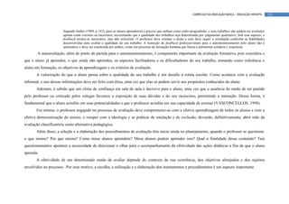 CURRÍCULO DA EDUCAÇÃO BÁSICA – EDUCAÇÃO INFANTIL       124



                       Segundo Sadler (1989, p.142), para os alunos aprenderem é preciso que saibam como estão progredindo, e seus trabalhos não podem ser avaliados
                       apenas como corretos ou incorretos, necessitando que a qualidade dos trabalhos seja determinada por julgamento qualitativo. Sob esse aspecto, o
                       feedback mostra-se necessário, mas não suficiente. O professor deve orientar o aluno e esse deve seguir a orientação conforme as habilidades
                       desenvolvidas para avaliar a qualidade do seu trabalho. A transição do feedback professor-aluno para o automonitoramento pelo aluno não é
                       automático e deve ser construída por ambos, como um processo de formação humana que busca a autonomia solidária e respeitosa.
        A autoavaliação, além de ponto de partida para o automonitoramento, é componente importante da avaliação formativa, pois considera o
que o aluno já aprendeu, o que ainda não aprendeu, os aspectos facilitadores e os dificultadores do seu trabalho, tomando como referência o
aluno em formação, os objetivos da aprendizagem e os critérios de avaliação.
       A valorização do que o aluno pensa sobre a qualidade do seu trabalho é um desafio à rotina escolar. Como acontece com a avaliação
informal, o uso dessas informações deve ser feito com ética, uma vez que elas só podem servir aos propósitos conhecidos do aluno.
       Ademais, é sabido que um clima de confiança em sala de aula é decisivo para o aluno, uma vez que a ausência do medo de ser punido
pelo professor ou criticado pelos colegas favorece a exposição de suas dúvidas e do seu raciocínio, permitindo a interação. Dessa forma, é
fundamental que o aluno acredite em suas potencialidades e que o professor acredite em sua capacidade de ensinar (VASCONCELLOS, 1998).
       Em síntese, o professor engajado no processo de avaliação deve comprometer-se com a efetiva aprendizagem de todos os alunos e com a
efetiva democratização do ensino, e romper com a ideologia e as práticas de rotulação e de exclusão, devendo, definitivamente, abrir mão da
avaliação classificatória como alternativa pedagógica.
       Além disso, a seleção e a elaboração dos procedimentos de avaliação têm início ainda no planejamento, quando o professor se questiona:
o que ensino? Por que ensino? Como meus alunos aprendem? Meus alunos podem aprender isso? Qual a finalidade desse conteúdo? Tais
questionamentos apontam a necessidade de direcionar o olhar para o acompanhamento da efetividade das ações didáticas a fim de que o aluno
aprenda.
       A efetividade de um determinado modo de avaliar depende do contexto de sua ocorrência, dos objetivos almejados e dos sujeitos
envolvidos no processo. Por esse motivo, a escolha, a utilização e a elaboração dos instrumentos e procedimentos é um aspecto importante.
 