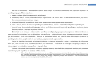 CURRÍCULO DA EDUCAÇÃO BÁSICA – EDUCAÇÃO INFANTIL       126




       Em suma, os instrumentos e procedimentos avaliativos devem compor um conjunto de informações sobre o processo de ensino e de
aprendizagem que possibilitem ao professor:
   •   planejar o trabalho pedagógico para promover aprendizagem;
   •   interpretar os indícios visando compreender e intervir respeitosamente e de maneira efetiva nas dificuldades apresentadas pelos alunos,
       bem como sistematizar e ressaltar seus avanços;
   •   rever metas, estabelecer novas diretrizes, propor outras metodologias de ensino, gerando novas aprendizagens;
   •   situar o aluno no processo de ensino e de aprendizagem a partir do diálogo, fazendo-o compreender sua trajetória de aprendizagem;
   •   construir formas de comunicação efetiva para que todos os envolvidos no processo de ensino e de aprendizagem - professores, alunos,
       familiares e gestores - participem do processo avaliativo.
       É importante ter em mente que a prática avaliativa que valoriza as múltiplas linguagens pressupõe um processo dinâmico e relevante do
ponto de vista reflexivo e dialógico entre os vários saberes. Isso significa que a avaliação formativa não se limita a um procedimento de avaliação
que preze somente a escrita, mas compreende a utilização de instrumentos variados para coletar de forma mais ampla as evidências de
aprendizagens dos alunos, seja pela escrita em suas variedades, seja pela oralidade ou por desenhos.
       Por fim, na amplitude e na variedade de informações produzidas via avaliação, os fatos sobre o ensino e a aprendizagem não estão em sua
forma final, sendo necessário buscar, nas informações obtidas pelos instrumentos, a construção de um cenário para a interpretação da história de
cada participante sob o olhar único de seu professor e do próprio aluno.
       Com isso, a diversidade de procedimentos enriquece os processos formativos de avaliação, bem como permite propósitos mais coerentes e
responsáveis por parte do professor em relação ao trabalho docente.
                       A diversificação dos instrumentos avaliativos, por sua vez, viabiliza em maior número a variedade de informações sobre o trabalho docente e
                       sobre os percursos de aprendizagem, assim como uma possibilidade de reflexão acerca de como os conhecimentos estão sendo concebidos pelas
                       crianças e adolescentes. Entender a lógica utilizada pelos estudantes é um primeiro passo para saber como intervir a ajudá-los a se aproximar dos
                       conceitos que devem ser apropriados por eles. (LEAL, 2006, p. 103)
 