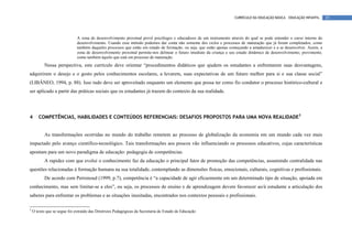 CURRÍCULO DA EDUCAÇÃO BÁSICA – EDUCAÇÃO INFANTIL    25



                              A zona de desenvolvimento proximal provê psicólogos e educadores de um instrumento através do qual se pode entender o curso interno do
                              desenvolvimento. Usando esse método podemos dar conta não somente dos ciclos e processos de maturação que já foram completados, como
                              também daqueles processos que estão em estado de formação, ou seja, que estão apenas começando a amadurecer e a se desenvolver. Assim, a
                              zona de desenvolvimento proximal permite-nos delinear o futuro imediato da criança e seu estado dinâmico de desenvolvimento, provimento,
                              como também àquilo que está em processo de maturação.
           Nessa perspectiva, este currículo deve orientar “procedimentos didáticos que ajudem os estudantes a enfrentarem suas desvantagens,
adquirirem o desejo e o gosto pelos conhecimentos escolares, a levarem, suas expectativas de um futuro melhor para si e sua classe social”
(LIBÂNEO, 1994, p. 88). Isso tudo deve ser aproveitado enquanto um elemento que possa ter como fio condutor o processo histórico-cultural e
ser aplicado a partir das práticas sociais que os estudantes já trazem do contexto da sua realidade.




4      COMPETÊNCIAS, HABILIDADES E CONTEÚDOS REFERENCIAIS: DESAFIOS PROPOSTOS PARA UMA NOVA REALIDADE3


           As transformações ocorridas no mundo do trabalho remetem ao processo de globalização da economia em um mundo cada vez mais
impactado pelo avanço científico-tecnológico. Tais transformações aos poucos vão influenciando os processos educativos, cujas características
apontam para um novo paradigma de educação: pedagogia de competências.
           A rapidez com que evolui o conhecimento faz da educação o principal fator de promoção das competências, assumindo centralidade nas
questões relacionadas à formação humana na sua totalidade, contemplando as dimensões físicas, emocionais, culturais, cognitivas e profissionais.
           De acordo com Perrenoud (1999, p.7), competência é “a capacidade de agir eficazmente em um determinado tipo de situação, apoiada em
conhecimento, mas sem limitar-se a eles”, ou seja, os processos de ensino e de aprendizagem devem favorecer ao/à estudante a articulação dos
saberes para enfrentar os problemas e as situações inusitadas, encontrados nos contextos pessoais e profissionais.

3
    O texto que se segue foi extraído das Diretrizes Pedagógicas da Secretaria de Estado de Educação
 