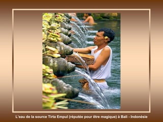 L’eau de la source Tirta Empul (réputée pour être magique) à Bali - Indonésie 