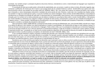 101Educação Infantil e Ensino Fundamental (Anos Iniciais)
sociedade, mas também propor a produção de gêneros discursivos diversos, entendendo-os como a materialização da linguagem que responde às
necessidades de interação.
É na produção de texto que se pode avaliar a dimensão da subjetividade, pois, ao escrever, o sujeito se coloca no texto, afirmando, negando, argu-
mentando e justificando. Ele mostra que não é neutro e que carrega valores de seu contexto histórico e cultural. Geraldi define esse sujeito como “pro-
duto da herança cultural, mas também de suas ações sobre ela” (GERALDI, 2004, p. 20). Esse sujeito não é apenas um produto da história, mas é aquele
que a interpreta, e, nessa interpretação, (re)constrói a realidade sob outros pontos de vista. Portanto, o texto não é só o resultado das relações sociais,
mas também é o lugar de constituição do sujeito, no qual ele manifesta seus valores ideológicos. Nesse sentido, Geraldi (2003) defende a necessidade de
considerarmos as condições de produção de cada texto. O educando deve ser compreendido, nesse processo, como um participante ativo da situação de
interação, pois é no contato com os textos produzidos que ele elabora e reelabora as suas próprias ideias sobre o mundo. Geraldi (2003, p. 118) assevera
que “tentar identificar os elementos que subjazem e dirigem a produção do texto escolar, caracterizando o quadro de suas condições de produção é [...]
o objetivo central [...]. Nesse sentido, a identificação de procedimentos e recursos linguísticos utilizados pelo estudante é importante, na medida em que
eles ajudam a elucidar as condições de produção da rede escolar”.
	Nessa perspectiva, Cagliari (2008) defende a produção de texto desde o princípio da alfabetização, pois, como Geraldi (2003), entende que a língua
só se efetiva em gêneros e que trabalhar com determinado gênero é ampliar as possibilidades de compreensão da língua na vida cotidiana, porque é o
texto que fornece material para pensar concretamente a linguagem. Pode-se dizer, então, que é na produção do educando que os elementos linguísticos
e estruturais da língua estarão em uso; é nele que aparecem as características do gênero, o lugar de circulação e o interlocutor a quem o gênero se dirige.
É importante lembrar que “a produção de um texto escrito envolve problemas específicos de estruturação do discurso, de coesão, de argumentação, de
organização de ideias e escolha de palavras, de objetivo e de destinatário do texto” (CAGLIARI, 2008, p. 122).
É com a produção individual e coletiva, orientada e auxiliada pelo educador, que o educando começará a perceber que cada gênero tem uma orga-
nização própria e, por isso, cumpre uma função diferente na sociedade. Por exemplo, quando o educador trabalhar com um bilhete, a criança perceberá
que esse texto não é igual a um conto de fadas que lhe fora contado ou a uma quadrinha declamada pelos educandos. Basta, para isso, que o educador,
ao trabalhar com diferentes gêneros, chame a atenção para as especificidades de cada um.
Ressaltamos que um dos caminhos para explicar ao educando o que é, para quê e como se utiliza a escrita é a prática da produção de textos coleti-
vos (principalmente nos anos iniciais de alfabetização). Assim, quanto mais intensa for essa forma de produção, em que se oportuniza a discussão de ideias
e a orientação sobre os processos de registro, maiores serão as condições de o educando produzir diferentes gêneros conforme as suas necessidades.
	O que não pode ocorrer com as produções de textos dos educandos é que sejam utilizadas apenas como um pretexto para se ensinar ortografia
ou outras convenções da língua escrita, embora essas convenções sejam necessárias. Primeiramente, é preciso que o educador valorize e destaque, nesse
trabalho, a importância da produção naquela situação de interação, considerando o que o educando já sabe fazer e entendendo que os aspectos ainda
não dominados, revelam-se como seu material de trabalho, e não cobranças direcionadas ao produtor do texto como se ele já tivesse que dominar isso.
	Defendemos neste Currículo que a produção escrita deve ser compreendida como trabalho, pois não resulta de momentos de inspiração, mas sim
de muito esforço e empenho, construídos pelo constante ir e vir no texto. Cabe ao educador mediar essa etapa tão importante, sugerindo, orientando,
propondo discussões, leituras, encaminhamentos e orientações que sirvam de atividades prévias, fornecendo elementos que o subsidiem o educando
para tenha melhores condições para produzir o gênero solicitado. As atividades de produção escrita não devem ocorrer somente na finalização de uma
sequência didática, mas diariamente, em todas as ocasiões em que for possível solicitar ao educando uma produção espontânea.
	A produção escrita, nessa perspectiva, deve ser compreendida como um processo discursivo que se constrói na interação com o outro, pois é esse
outro, aquele para quem escrevemos, que direcionará esse dizer, motivando-o a escolha de um ou outro gênero. Por isso, antes que um gênero circule
socialmente, é essencial revisá-lo. Propomos que essa revisão seja feita por meio da reescrita.
 