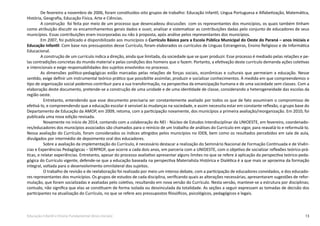 13Educação Infantil e Ensino Fundamental (Anos Iniciais)
De fevereiro a novembro de 2006, foram constituídos oito grupos de trabalho: Educação Infantil, Língua Portuguesa e Alfabetização, Matemática,
História, Geografia, Educação Física, Arte e Ciências.
A construção foi feita por meio de um processo que desencadeou discussões com os representantes dos municípios, os quais também tinham
como atribuição discutir os encaminhamentos gerais dados e ouvir, analisar e sistematizar as contribuições dadas pelo conjunto de educadores de seus
municípios. Essas contribuições eram incorporadas ou não à proposta, após análise pelos representantes dos municípios.
Em 2007, foi publicado e disponibilizado aos municípios o Currículo Básico para a Escola Pública Municipal do Oeste do Paraná – anos iniciais e
Educação Infantil. Com base nos pressupostos desse Currículo, foram elaborados os currículos de Línguas Estrangeiras, Ensino Religioso e de Informática
Educacional.
A construção de um currículo indica a direção, ainda que limitada, da sociedade que se quer produzir. Esse processo é mediado pelas relações e pe-
las contradições concretas do mundo material e pelas condições dos homens que o fazem. Portanto, a efetivação deste currículo demanda ações coletivas
e intencionais e exige responsabilidades dos sujeitos envolvidos no processo.
As dimensões político-pedagógicas estão marcadas pelas relações de forças sociais, econômicas e culturais que permeiam a educação. Nesse
sentido, exige definir um instrumental teórico-prático que possibilite assimilar, produzir e socializar conhecimentos. À medida em que compreendemos o
tipo de organização social podemos contribuir para a sua transformação, na perspectiva da emancipação humana e de uma sociedade sem classes. Com a
elaboração deste documento, pretende-se a construção de uma unidade e de uma identidade de classe, considerando a heterogeneidade das escolas da
região oeste.
Entretanto, entendendo que esse documento precisaria ser constantemente avaliado por todos os que de fato assumiram o compromisso de
efetivá-lo, e compreendendo que a educação escolar é sensível às mudanças na sociedade, e assim necessita estar em constante reflexão, o grupo base do
Departamento de Educação da AMOP, em 2009, retoma, com a participação novamente, dos municípios a primeira avaliação/reorganização. Em 2010, foi
publicada uma nova edição revisada.
Novamente no início de 2014, contando com a colaboração do NEI - Núcleo de Estudos Interdisciplinar da UNIOESTE, em fevereiro, coordenado-
res/educadores dos municípios associados são chamados para o reinício de um trabalho de análises do Currículo em vigor, para reavaliá-lo e reformulá-lo.
Nessa avaliação do Currículo, foram considerados os índices atingidos pelos municípios no IDEB, bem como os resultados percebidos em sala de aula,
divulgados por intermédio de depoimento oral dos educadores.
Sobre a avaliação da implementação do Currículo, é necessário destacar a realização do Seminário Nacional de Formação Continuada e de Vivên-
cias e Experiências Pedagógicas – SERPROF, que ocorre a cada dois anos, em parceria com a UNIOESTE, com o objetivo de socializar reflexões teórico-prá-
ticas, e relatar experiências. Entretanto, apesar do processo avaliativo apresentar alguns limites no que se refere à aplicação da perspectiva teórico-peda-
gógica do Currículo vigente, defende-se que a educação baseada na perspectiva Materialista Histórica e Dialética é a que mais se aproxima da formação
integral, voltada para o desenvolvimento omnilateral dos sujeitos.
O trabalho de revisão e de reelaboração foi realizado por meio um intenso debate, com a participação de educadores convidados, e dos educado-
res representantes dos municípios. Os grupos de estudos de cada disciplina, verificando quais as alterações necessárias, apresentaram sugestões de refor-
mulação, que foram socializadas e avaliadas pelo coletivo, resultando em nova versão do Currículo. Nesta versão, manteve-se a estrutura por disciplinas;
contudo, não significa que elas se constituem de forma isolada ou desvinculada da totalidade. As seções a seguir expressam as tomadas de decisão dos
participantes na atualização do Currículo, no que se refere aos pressupostos filosóficos, psicológicos, pedagógicos e legais.
 