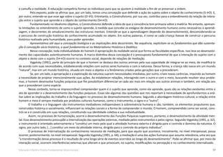 17Educação Infantil e Ensino Fundamental (Anos Iniciais)
e camufla a realidade. À educação competiria formar os indivíduos para que se ajustem à realidade a fim de se preservar a ordem.
Pelo exposto, pode-se afirmar que, por um lado, temos uma concepção que defende a ação do sujeito sobre o objeto do conhecimento (S→O). E,
por outro, entende-se que esse age sobre o sujeito (O→S). Entretanto, o Construtivismo, por sua vez, contribui para o entendimento da relação de intera-
ção entre o sujeito que aprende e o objeto do conhecimento (S↔O).
Fundamentado no idealismo objetivo, o Construtivismo defende a ideia de que a consciência tem primazia sobre a matéria. No entanto, apresen-
ta limitações no entendimento de como o sujeito aprende, à medida que concebe os estágios de desenvolvimento humano como necessários à aprendi-
zagem, e decorrentes do amadurecimento das estruturas mentais. Entende-se que a aprendizagem depende do desenvolvimento, desconsiderando-se
o percurso de construção histórica do conhecimento acumulado no objeto. Em outras palavras, é como se cada criança tivesse de construir o percurso
histórico realizado pela humanidade, para poder aprender.
Apresentamos até aqui a concepção biológica e as implicações dela decorrentes. Na sequência, explicitam-se os fundamentos que dão sustenta-
ção à concepção sócio-histórica, a qual fundamenta-se no Materialismo Histórico e Dialético.
Nessa concepção, toda individualidade do homem é apropriação da realidade social que forma as faculdades específicas. Isso leva ao desenvolvi-
mento das capacidades autenticamente humanas. A marca distintiva dessa concepção é o pressuposto fundamental de que a interação do sujeito com o
objeto e deste com o sujeito (S↔O) ocorre no contexto social, depende de relações de mediação.
Vygotsky (1991), parte do princípio de que o homem se destaca dos outros animais pela sua capacidade de integrar-se ao meio, de modificá-lo
de acordo com suas necessidades, estabelecendo relações com outros seres humanos e com a natureza. Dessa forma, a criança não nasce em um mundo
“natural”, mas em um mundo histórico, situada em meio a objetos e a fenômenos criados pelas gerações que a precederam.
Se, por um lado, a apropriação e a exploração da natureza suprem necessidades imediatas, por outro, criam novas carências, impondo ao homem
a necessidade de projetar intencionalmente suas ações. Ao estabelecer relações, interagindo com o outro e com o meio, buscando resolver seus proble-
mas, o homem desenvolve funções psíquicas que lhe possibilitam diferenciar-se cada vez mais em relação aos outros animais e também, em relação aos
que o precederam como espécie.
Nesse contexto, torna-se imprescindível compreender quem é o sujeito que aprende, como ele aprende, quais são as relações existentes entre o
ato de aprender e o desenvolvimento das funções psíquicas. Essas são algumas das questões que nos reportam à necessidade de aprofundarmos a aná-
lise sobre as implicações do trabalho e da linguagem no processo de desenvolvimento humano. Segundo a abordagem histórico-cultural, a relação entre
homem e meio é sempre mediada por produtos culturais humanos, como o instrumento, o signo e o “outro”.
O trabalho e a linguagem são instrumentos mediadores indispensáveis à sobrevivência humana e são, também, os elementos propulsores que,
construídos histórica e socialmente, influenciam as relações sociais e a forma de compreender o mundo. O homem, compreendido como ser social, cons-
trói-se e é construído em suas relações, constituindo sua identidade coletiva e sua individualidade.
	 Assim, no processo de humanização, ocorre o desenvolvimento das Funções Psíquicas superiores, portanto, o desenvolvimento da atividade men-
tal. Esse desenvolvimento pressupõe a internalização das operações externas, mediada pelos instrumentos e pelos signos. Segundo Vygotsky (1991, p. 62),
o instrumento é orientado externamente e “constitui um meio pelo qual a atividade humana externa é dirigida para o controle e domínio da natureza. O
signo, por outro lado, [...] constitui um meio da atividade interna, dirigido para o controle do próprio indivíduo”.
O processo de internalização do conhecimento necessita de mediação, para que aquilo que acontece, inicialmente, no nível interpessoal, possa
ocorrer, posteriormente, no nível intrapessoal. Segundo Vygotsky (1991, p. 64), a mediação é uma das ações humanas que assume relevância, uma vez que
“a transformação desse processo é o resultado de uma longa série de eventos ocorridos ao longo do desenvolvimento”. Pode-se afirmar que, por meio da
interação social, ocorrem interferências externas que alteram e que provocam, no sujeito, modificações na percepção e no conhecimento internalizado.
 