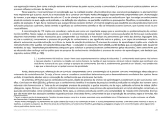 23Educação Infantil e Ensino Fundamental (Anos Iniciais)
sua organização interna, bem como a relação existente entre formas de poder escolar, escola e comunidade. É preciso construir práticas coletivas em um
processo reflexivo na tomada de decisões.
Nesse aspecto, é necessário levar em consideração que na realidade escolar, o burocrático deve estar a serviço do pedagógico e o planejamento é
mais importante que o plano8
. Assim, há a necessidade de se construir um Projeto Político Pedagógico9
explicitamente comprometido com a humanização
do homem, o que exige o engajamento de cada um. O ato de planejar é complexo, por sua vez precisa ser realizado com rigor. Isso exige um conhecimento
amplo do contexto no qual a ação será praticada, e na definição dos objetivos, na qual estão implícitos os pressupostos filosóficos, os conteúdos e a pers-
pectiva de avaliação. A rigor, faz-se necessário que as experiências escolares tenham um nível de exigência que possibilite aos educandos desenvolverem
as funções psíquicas superiores, dando sentido e significado ao conhecimento científico e não se limitando ao senso comum, que é ponto inicial no pro-
cesso reflexivo.
A concretização do PPP implica em considerar a sala de aula como um importante espaço para a socialização e a problematização do conheci-
mento científico. Nesse espaço, os educadores, assumindo o compromisso de ensinar, devem realizar o processo educativo de forma que os educandos
adquiram instrumentos teóricos necessários para: compreender sua realidade, e materializar seu pensamento por meio das diversas linguagens (fala,
escrita e a estética); compreender o processo de produção do conhecimento e seu significado teórico e prático, e ser capaz de estabelecer relações e
adquirir autonomia na problematização, na crítica e na busca de solução de problemas. O processo de ensino e de aprendizagem implica uma relação de
coenvolvimento entre sujeitos com características específicas – o educador e o educando. Klein (2010b, p.230) destaca que, ao educador cabe o papel de
mediador, ou seja, “desenvolver procedimentos adequados para viabilizar a apropriação desses conhecimentos pelos educandos”, bem como afirma que
ao educando cabe o esforço teórico-prático para se apropriar do conhecimento. Ainda sobre o processo de ensino e de aprendizagem, vale destacar que,
segundo a autora (2010, p. 230),
 
[...] o conhecimento não está nas coisas e nem nasce espontaneamente na cabeça do educandos. O conhecimento existe apenas nos homens
e nas suas relações. E, portanto, na relação com outros homens, na medida em que incorpora a intricada rede de relações que constituem uma
dada forma humana de ser, que a criança se apropria do conhecimento. Este não é, evidentemente, passível de ser “ditado”, mas também não
é algo que se descubra por um golpe incomum de genialidade.
 
Ainda, destacamos que a efetivação de um currículo comprometido com a transformação só é possível com uma metodologia adequada para o
tratamento do conteúdo escolar. Ou seja, a forma como se concebe os conteúdos é determinante para o desenvolvimento omnilateral dos sujeitos. Nesse
sentido, é importante abordar sobre a concepção de conhecimento que orienta esse Currículo.
De antemão, afirmamos que os conteúdos curriculares, objeto do processo de ensino e de aprendizagem, caracterizam-se por sua natureza cien-
tífica. Com base em Klein (2010b), grifamos que o conhecimento científico é resultante de pesquisa científica produzida nas relações dos homens com a
natureza e dos homens entre si. Trata-se de um complexo processo de produção, o qual se encontra, via de regra, publicado na forma de síntese (defini-
ções gerais, regras, fórmulas etc.) e, conforme interesse formativo da sociedade, essas sínteses são apresentadas em um rol de abstrações conceituais, as
quais são denominadas como conteúdos escolares. Neste caso, as sínteses conceituais contêm uma complexidade de relação entre elementos diversos
que vão muito além das abstrações contidas na grade curricular. Visto desta forma, compreende-se que a reprodução de conceitos, regras e fórmulas, não
8
Plano é o registro escrito do planejamento. É estático, às vezes imposto como lei e, às vezes, assimilado como possibilidade única. O Planejamento é a ação continuada e a reflexão
que fazemos dela. O planejamento é dinâmico.
9
Projeto Político Pedagógico é o planejamento das ações coletivas da escola; e é a sustentação de todos os outros planejamentos escolares. O PPP deve conter: histórico da escola, os
objetivos, os projetos e propostas das diferentes áreas do conhecimento, os fundamentos filosóficos, psicológicos, pedagógicos e legais, bem como informações sobre regulamento
interno, patrimônio, dentre outros.
 