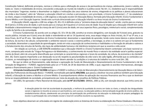 28 Currículo Básico para Escola Pública Municipal
Constituição Federal, definindo princípios, normas e critérios para a efetivação do acesso e da permanência da criança, adolescente, jovem e adulto, em
todos os níveis e modalidades de ensino, vinculando a educação ao mundo do trabalho e à prática social. No Art. 11, estabelece que é responsabilidade
dos municípios “organizar, manter e desenvolver os órgãos e instituições dos seus sistemas de ensino, integrando-os às políticas e planos educacionais
da União e dos Estados”, além de “oferecer a educação infantil em creches e pré-escolas e, com prioridade, o Ensino Fundamental [...]”. Ao estabelecer
os níveis, etapas e modalidade de ensino, a LDB organiza a educação escolar em Educação Básica, formada pela Educação Infantil, Ensino Fundamental e
Ensino Médio; e em Educação Superior. Sendo este currículo direcionado para a Educação Infantil e os Anos Iniciais do Ensino Fundamental.
A Educação Infantil, segundo a LDB nos artigos 29, 30 e 31 é definida como a “primeira etapa da educação básica”, sendo: creche para as crianças
de 0 (zero) a 3 (três) anos de idade, e pré-escola para as crianças de 4 (quatro) a 5 (cinco) anos de idade. Essa lei dispõe que a Educação Infantil tem como
finalidade o desenvolvimento integral da criança de até 5 (cinco) anos de idade, em seus aspectos físico, psicológico, intelectual e social, complementando
a ação da família e da comunidade.
O Ensino Fundamental, de acordo com os artigos 32, 33 e 34 da LDB, constitui-se ensino obrigatório, com duração de 9 (nove) anos, gratuito na
escola pública. Iniciada aos 6 (seis) anos de idade e estendendo-se até os 14 (quatorze) anos, essa etapa integra os Anos Iniciais, do 1º ao 5º ano, e os
Anos Finais, do 6º ao 9º ano. São objetivos do Ensino Fundamental: desenvolver a capacidade de aprender, tendo como meios básicos o pleno domínio
da leitura, da escrita e do cálculo; compreender o ambiente natural e social, o sistema político, a tecnologia, as artes e os valores em que se fundamenta
a sociedade; desenvolver a capacidade de aprendizagem, tendo em vista a aquisição de conhecimentos e habilidades e a formação de atitudes e valores e
o fortalecimento dos vínculos de família, dos laços de solidariedade humana e de tolerância recíproca em que se assenta a vida social.
	 Em relação ao currículo, a LDB 9394/96 estabelece que a Educação Infantil e o Ensino Fundamental devem contemplar uma base nacional co-
mum, composta pelo estudo da “Língua Portuguesa e da Matemática, o conhecimento do mundo físico e natural e da realidade social e política especial-
mente do Brasil, além de uma parte diversificada que contemple as características regionais e locais da sociedade, da cultura, da economia e da clientela”
(Art. 26). Outro aspecto importante a ser destacado na Lei diz respeito às peculiaridades da vida rural e de cada região, afirmando que os conteúdos cur-
riculares, as metodologias de ensino e a organização escolar devem atender às condições e à natureza do trabalho na zona rural (Art. 28).
No que se refere ao financiamento, cabe destacar a aprovação do Fundo de Manutenção e Desenvolvimento do Ensino Fundamental e de Va-
lorização do Magistério – FUNDEF, regulamentado pela Lei n.º 9.424, de 24 de dezembro de 1996, o qual, seguindo os acordos internacionais, abrangeu
apenas o financiamento para o Ensino Fundamental.
A Emenda Constitucional Nº 53/2006 extinguiu o FUNDEF e instituiu o Fundo de Manutenção e Desenvolvimento da Educação Básica e de Valori-
zação dos Profissionais da Educação Básica – FUNDEB, normatizado pela Lei 11.494/2006, que passou a destinar recursos públicos também para Educação
Infantil, a Educação de Jovens e Adultos e o Ensino Médio. O acompanhamento efetivo da aplicação dos recursos financeiros aos fins a que se destinam
torna-se responsabilidade da sociedade, principalmente por meio da atuação dos conselhos de Políticas Públicas.
Em 2001, foi aprovado o Plano Nacional de Educação, pela Lei Nº 10.172/2001 (BRASIL, 2001 p.14), com duração decenal, que tinha como ob-
jetivos:
A elevação global do nível de escolaridade da população; a melhoria da qualidade do ensino em todos os níveis; a redução das desigualdades
sociais e regionais no tocante ao acesso e à permanência, com sucesso, na educação pública e democratização da gestão do ensino público, nos
estabelecimentos oficiais, obedecendo aos princípios da participação dos profissionais da educação na elaboração do projeto pedagógico da
escola e a participação das comunidades escolar e local em conselhos escolares ou equivalentes.
Esses objetivos deveriam ser articulados em regime de colaboração entre os Sistemas de Ensino na elaboração dos Planos Estaduais e Municipais
 