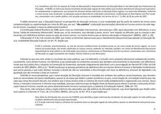 35Educação Infantil e Ensino Fundamental (Anos Iniciais)
4.1) contabilizar, para fins do repasse do Fundo de Manutenção e Desenvolvimento da Educação Básica e de Valorização dos Profissionais da
Educação – FUNDEB, as matrículas dos/as estudantes da educação regular da rede pública que recebam atendimento educacional especializa-
do complementar e suplementar, sem prejuízo do cômputo dessas matrículas na educação básica regular, e as matrículas efetivadas, conforme
o censo escolar mais atualizado, na educação especial oferecida em instituições comunitárias, confessionais ou filantrópicas sem fins lucrati-
vos, conveniadas com o poder público, com atuação exclusiva na modalidade, nos termos da Lei n° 11.494, de 20 de junho de 2007.
	
	 É válido esclarecer que, a Educação Especial na perspectiva da Educação Inclusiva, é uma modalidade que faz parte do sistema de ensino como
complementação ou suplementação por meio do AEE que, por vez, “não substitui” a educação (escolarização) oferecida em turmas comuns da rede regu-
lar de ensino, a qualquer criança ou adolescente brasileiro.
A Constituição Federal Brasileira de 1988, assim como as convenções internacionais, direciona que o AEE, para educandos com deficiência, é uma
forma “válida de tratamento diferenciado” desde que, se for necessário, seja ofertado à parte, ocorra “sem impedir ou dificultar que as crianças e ado-
lescentes com deficiência tenham acesso às salas do ensino comum, no mesmo horário que os demais educandos a frequentam” (BRASIL, 2007, p. 20).
A Resolução nº 4 de 2 de outubro de 2009, que institui as Diretrizes Operacionais para o Atendimento Educacional Especializado na Educação Bá-
sica, modalidade Educação Especial, no Art. 5º, dispõe que
O AEE é realizado, prioritariamente, na sala de recursos multifuncionais da própria escola ou em outra escola de ensino regular, no turno
inverso da escolarização, não sendo substitutivo às classes comuns, podendo ser realizado, também, em centro de Atendimento Educacional
Especializado da rede pública ou de instituições comunitárias, confessionais ou filantrópicas sem fins lucrativos, conveniadas com a Secretaria
de Educação ou órgão equivalente dos Estados, Distrito Federal ou dos Municípios.
Entende-se que esse item ainda é o resultado das lutas políticas, que ora defendem a inclusão como proposta educacional estabelecida constitu-
cionalmente, como direito humano, ora admitem a sua substituição em ambientes escolares que atendem exclusivamente os educandos com deficiência,
sendo que essa prática fere o disposto na Convenção da Guatemala, aprovada integralmente pelo Brasil com a promulgação do Decreto Nº 3.956, de 8 de
outubro de 2001 (BRASIL, 2001,p.2), “ Reafirmando que as pessoas portadoras de deficiência têm os mesmos direitos humanos e liberdades fundamentais
que outras pessoas e que estes direitos, inclusive o direito de não ser submetidas à discriminação com base na deficiência, emanam da dignidade e da
igualdade que são inerentes a todo ser humano”.
Entende-se nessa perspectiva, que a atual situação da Educação Inclusiva é resultado dos embates das políticas sociais brasileiras, que atendem
tanto às necessidades da classe trabalhadora, quanto às da classe que detém o poder econômico no país, numa relação de contradição histórica que não
cabe aqui nesse documento discutir, mas lembrar que é nesse cenário onde os sistemas de ensino estão estabelecendo e organizando suas normas. Dessa
forma, a intenção é esclarecer e informar essa realidade, para que cada município da Região Oeste do Paraná possa ofertar e atender o educando da Edu-
cação Especial Inclusiva, visando seu pleno desenvolvimento humano e preparo para a cidadania (Constituição Federal, 1988, Art. 5º).
Para tanto, vale esclarecer sobre a dupla matrícula dos educandos que são públicos da Educação Especial, cuja atual legislação que dispõe sobre
esse aspecto é o Decreto nº 7.611, de 17/11/2011 (BRASIL, 2011,p.5), no Art. 9º-A, o qual expõe que
Para efeito da distribuição dos recursos do FUNDEB, será admitida a dupla matrícula dos estudantes da educação regular da rede pública que
recebem atendimento educacional especializado.
§ 1º A dupla matrícula implica o cômputo do estudante tanto na educação regular da rede pública, quanto no atendimento educacional espe-
cializado.
 