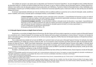 37Educação Infantil e Ensino Fundamental (Anos Iniciais)
Com relação aos serviços e aos apoios para os educandos com Transtornos Funcionais Específicos13
, há uma divergência entre a Política Nacional
de Educação Especial e a Política do Sistema Estadual de Ensino do Paraná, no que se refere ao público-alvo da Educação Especial. A Política Nacional es-
tabelece como público-alvo da educação especial inclusiva educandos com Deficiência, Transtorno Global do Desenvolvimento e Altas Habilidades e/ou
Superdotação, enquanto que na Política Estadual acresce os Transtornos Funcionais Específicos para a matrícula no AEE nas Salas de Recursos do Sistema
Estadual de Ensino.
Os serviços especializados ofertados por meio de interfaces entre as políticas públicas ou parcerias com as áreas de educação, saúde, assistência
social e trabalho, entre outras, incluindo apoio e orientação à família, à comunidade e à escola, são:
a) Classes hospitalares - serviço destinado a prover a educação escolar a educandos […] impossibilitados de frequentar as aulas, em razão de
tratamento de saúde que implique internação hospitalar, mediante atendimento especializado realizado por educador habilitado ou especia-
lizado em educação especial vinculado a um serviço especializado.
b) Atendimento pedagógico domiciliar – serviço destinado a viabilizar a educação escolar de educandos […] que estejam impossibilitados de
frequentar as aulas, em razão de tratamento de saúde que implique permanência prolongada em domicílio, mediante atendimento especiali-
zado realizado por educador habilitado ou especializado em educação especial vinculado a um serviço especializado […].
c) Centro multidisciplinar de atendimento especializado14
.
d) Educação profissional (CEE/PR, 2003, p. 14).
1.1	A Educação Especial Inclusiva na Região Oeste do Paraná
	 Atualmente, os municípios da Região Oeste do Paraná que não têm Sistema de Ensino próprio organizam os serviços e apoios da Educação Especial
em consonância com o Sistema Estadual. Os municípios que têm Sistema de Ensino próprio normatizaram o Ensino Comum15
inclusivo e os serviços de
apoio à educação inclusiva, via de regra, de acordo com as normas nacionais, seguindo a Política Nacional de Educação Especial, na Perspectiva da Educa-
ção Inclusiva de 2008.
	 Para a elaboração dessa edição do Currículo da AMOP, com o primeiro texto curricular para a Educação Especial Inclusiva, foi realizada uma coleta
de dados estatísticos, em relação aos serviços e apoios do AEE, nos 52 (cinquenta e dois) municípios que fazem parte das ações da Associação dos Mu-
nicípios do Oeste do Paraná - AMOP. Esses dados representam uma amostra da realidade da Educação Especial Inclusiva nesta região. A intenção desse
levantamento foi informar aos educadores como se encontra o AEE das redes municipais, assim como promover análises e debates sobre essa realidade.
	 A pesquisa foi disponibilizada para todos os municípios que fazem parte da AMOP no período da elaboração desta proposta, sendo que do total,
32 (trinta e dois)16
responderam a pesquisa, ou seja, 61,5% da totalidade.
	 Na tabela 1, localizada adiante, encontram-se os dados quantitativos das Salas de Recursos Multifuncionais, Classes Especiais, Escolas de Educação
13
Refere-se à funcionalidade específica (intrínsecas) do sujeito, sem o comprometimento intelectual do mesmo. Diz respeito a um grupo heterogêneo de alterações manifestadas por
dificuldades significativas: na aquisição e uso da audição, fala, leitura, escrita, raciocínio ou habilidades matemáticas, na atenção e concentração.
14
Ou CAE – Centro de Atendimento Especializado.
15
A terminologia Ensino Regular pode também apresentar-se com a nomenclatura Ensino Comum, compreendendo que, por “Ensino Comum”, na Política Nacional de Educação
Inclusiva, refere-se ao “ensino comum a todos”.
16
Assis Chateaubriand, Braganey, Boa Vista da Aparecida, Capitão Leônidas Marques, Cascavel, Céu Azul, Corbélia, Entre Rios do Oeste, Formosa do Oeste, Foz do Iguaçu, Guaíra,
Guaraniaçu, Ibema, Lindoeste, Marechal Cândido Rondon, Matelândia, Maripá, Medianeira, Mercedes, Missal, Nova Aurora, Ouro Verde do Oeste, Palotina, Ramilândia, Santa Helena,
Santa Tereza, Santa Teresinha de Itaipu, São Miguel do Iguaçu, São Pedro do Iguaçu, Terra Roxa, Toledo, Tupãssi.
 