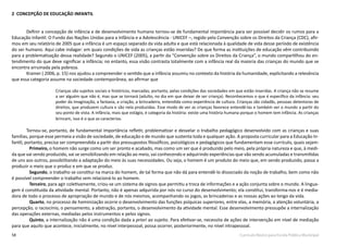 58 Currículo Básico para Escola Pública Municipal
2 CONCEPÇÃO DE EDUCAÇÃO INFANTIL
Definir a concepção de infância e de desenvolvimento humano tornou-se de fundamental importância para ser possível decidir os rumos para a
Educação Infantil. O Fundo das Nações Unidas para a Infância e a Adolescência - UNICEF –, regido pela Convenção sobre os Direitos da Criança (CDC), afir-
mou em seu relatório de 2005 que a infância é um espaço separado da vida adulta e que está relacionada à qualidade de vida desse período de existência
do ser humano. Aqui cabe indagar: em quais condições de vida as crianças estão inseridas? De que forma as instituições de educação vêm contribuindo
para a problematização dessa realidade? Segundo o UNICEF (2005), a partir da “Convenção sobre os Direitos da Criança”, o mundo compartilhou do en-
tendimento do que deve significar a infância; no entanto, essa visão contrasta totalmente com a infância real da maioria das crianças do mundo que se
encontra arruinada pela pobreza.
	 Kramer ( 2006, p. 15) nos ajudou a compreender o sentido que a infância assumiu no contexto da história da humanidade, explicitando a relevância
que essa categoria assume na sociedade contemporânea, ao afirmar que
Crianças são sujeitos sociais e históricos, marcadas, portanto, pelas condições das sociedades em que estão inseridas. A criança não se resume
a ser alguém que não é, mas que se tornará (adulto, no dia em que deixar de ser criança). Reconhecemos o que é específico da infância: seu
poder da imaginação, a fantasia, a criação, a brincadeira, entendida como experiência de cultura. Crianças são cidadãs, pessoas detentoras de
direitos, que produzem cultura e são nela produzidas. Esse modo de ver as crianças favorece entendê-las e também ver o mundo a partir do
seu ponto de vista. A infância, mais que estágio, é categoria da história: existe uma história humana porque o homem tem infância. As crianças
brincam, isso é o que as caracteriza.
Tornou-se, portanto, de fundamental importância refletir, problematizar e desvelar o trabalho pedagógico desenvolvido com as crianças e suas
famílias, porque esse permeia a visão de sociedade, de educação e de mundo que sustenta toda e qualquer ação. A proposta curricular para a Educação In-
fantil, portanto, precisa ser compreendida a partir dos pressupostos filosóficos, psicológicos e pedagógicos que fundamentam esse currículo, quais sejam:
Primeiro, o homem não surge como um ser pronto e acabado, mas como um ser que é produzido pelo meio, pela própria natureza e que, à medi-
da que vai sendo produzido, vai se sensibilizando em relação ao meio, vai conhecendo e adquirindo experiências que vão sendo acumuladas e transmitidas
de uns aos outros, possibilitando a adaptação do meio às suas necessidades. Ou seja, o homem é um produto do meio que, em sendo produzido, passa a
produzir o meio que o produz e em que se produz.
Segundo, o trabalho se constitui na marca do homem, de tal forma que não dá para entendê-lo dissociado da noção de trabalho, bem como não
é possível compreender o trabalho sem relacioná-lo ao homem.
Terceiro, para agir coletivamente, criou-se um sistema de signos que permitiu a troca de informações e a ação conjunta sobre o mundo. A lingua-
gem é constituída da atividade mental. Portanto, não é apenas adquirida por nós no curso do desenvolvimento; ela constitui, transforma-nos e é media-
dora de todo o processo de apropriação de mundo e de nós mesmos, acompanhando os jogos, as brincadeiras e as nossas ações ao longo da vida.
Quarto, no processo de hominização ocorre o desenvolvimento das funções psíquicas superiores, entre elas, a memória, a atenção voluntária, a
percepção, o raciocínio, o pensamento, a abstração, portanto, o desenvolvimento da atividade mental. Esse desenvolvimento pressupõe a internalização
das operações externas, mediadas pelos instrumentos e pelos signos.
Quinto, a internalização não é uma condição dada a priori ao sujeito. Para efetivar-se, necessita de ações de intervenção em nível de mediação
para que aquilo que acontece, inicialmente, no nível interpessoal, possa ocorrer, posteriormente, no nível intrapessoal.
 