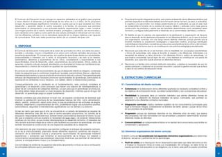 17
CurrículoEducaciónInicial2014
CurrículoEducaciónInicial2014
16
El Currículo de Educación Inicial conjuga los aspectos señalados en el gráﬁco para propiciar
y hacer efectivo el desarrollo y el aprendizaje de los niños de 0 a 5 años. Se ha propuesto
el logro de aprendizajes signiﬁcativos tomando en cuenta qué es lo que necesitan los niños
desarrollar y aprender desde el centro educativo y la familia, en procesos que permitan
potencializar su pensamiento y sus actitudes explorar, experimentar, jugar y crear; construir
una imagen positiva de sí mismo; sentirse amados, protegidos y valorados; ser reconocidos y
auto valorarse como sujeto y como parte de una cultura; participar e interactuar con los otros,
con las diferentes culturas y con la naturaleza; aprender en su lengua materna y ser capaces
de comunicarse. Todo esto debe producirse dentro de un contexto del buen vivir.
4. ENFOQUE
El Currículo de Educación Inicial parte de la visión de que todos los niños son seres bio-psico-
sociales y culturales, únicos e irrepetibles y los ubica como actores centrales del proceso de
enseñanza aprendizaje. En consecuencia, son sujetos de aprendizaje desde sus necesidades,
potencialidades e intereses; por lo tanto, el documento reconoce y da valor a los deseos,
sentimientos, derechos y expectativas de los niños, considerando y respondiendo a sus
especiﬁcidades (nivel de desarrollo, edad, características de personalidad, ritmos, estilos de
aprender, contexto cultural y lengua), atendiendo a la diversidad en todas sus manifestaciones,
respondiendo a criterios de inclusión en igualdad de oportunidades.
El currículo se centra en el reconocimiento de que el desarrollo infantil es integral y contempla
todos los aspectos que lo conforman (cognitivos, sociales, psicomotrices, físicos y afectivos),
interrelacionados entre sí y que se producen en el entorno natural y cultural. Para garantizar este
enfoque de integralidad es necesario promover oportunidades de aprendizaje, estimulando la
exploración en ambientes ricos y diversos, con calidez, afecto e interacciones positivas.
Consecuentemente con lo planteado en la fundamentación, este currículo considera al
aprendizaje y al desarrollo como procesos que tienen una relación de interdependencia, a
pesar de ser conceptos de categorías distintas, ya que para que el aprendizaje se produzca,
los niños deben haber alcanzado un nivel necesario de desarrollo, mientras que en el logro del
desarrollo, el aprendizaje juega un papel fundamental.
Además considera que para alcanzar el buen vivir, se requiere condiciones de bienestar que
implican la satisfacción oportuna de las necesidades básicas del niño, como alimentación,
afecto, vestido, protección, salud, entre otras, lo que se evidencia en las actitudes de alegría,
vitalidad, relajamiento y espontaneidad del niño, posibilitando lograr una autoestima positiva,
autoconﬁanza, seguridad e interrelaciones signiﬁcativas con los demás y su entorno.
Si bien es cierto que para que el niño se encuentre en un estado de bienestar se requiere de
diferentes elementos más allá de lo que el centro educativo proporciona, los actores de la
educación, responsables de este nivel, también tienen una incidencia directa en el mismo. Es por
ello que el presente currículo sostiene la necesidad del buen trato y de propiciar interacciones
positivas con los niños, ya que inciden directamente en su desarrollo armónico. El bienestar del
niño durante la primera etapa de su vida no sólo facilitará sus procesos de aprendizaje, sino que
también favorecerá la construcción de una trayectoria saludable de su desarrollo.
Otro elemento de gran importancia que permite conﬁgurar el enfoque del presente currículo,
es el de la interculturalidad, plasmado desde diferentes aspectos, partiendo del respeto y
valoración de la diversidad cultural y propiciando oportunidades de aprendizaje mediante
experiencias y ambientes que fomentan el reconocimiento de la lengua, los saberes y
conocimientos ancestrales que establecen relaciones dinámicas que permitan el intercambio
cultural, el enriquecimiento mutuo y su fortalecimiento.
Con la ﬁnalidad de evidenciar los aspectos relevantes del presente currículo se cita a continuación
los principales atributos que lo caracterizan:
Propone la formación integral de los niños, esto implica el desarrollo de los diferentes ámbitos que
permiten especiﬁcar la tridimensionalidad de la formación del ser humano, es decir, lo actitudinal,
lo cognitivo y lo psicomotriz, con énfasis predominante en lo actitudinal, ya que en este nivel
es fundamental el fomento de la práctica de buenos hábitos y actitudes como base para la
construcción de principios y valores que les permitirán desenvolverse como verdaderos seres
humanos y conﬁgurar adecuadamente el desarrollo de su personalidad, identidad y conﬁanza.
Es ﬂexible ya que no plantea una rigurosidad en la planiﬁcación y organización de tiempos
para el desarrollo de las destrezas propuestas en los diferentes ámbitos, por lo que no incluye
una organización curricular con una carga horaria deﬁnida. Además, porque permite que el
docente mediante su preparación pedagógica y capacidad creativa, proponga estrategias
metodológicas interactivas y recreativas acordes a las características de los niños y del contexto
institucional, de tal forma que no se constituya en una práctica pedagógica escolarizante.
Reconoce que cada niño es un ser humano único e irrepetible con sus propias características
y ritmos de aprendizaje, esto exige al docente el respeto a las diferencias individuales y la
necesidad de adaptar su labor docente a los diferentes ritmos y estilos de aprendizaje. Lo
que implica comprender que el logro de una u otra destreza se constituye en una pauta de
desarrollo, que cada niño puede alcanzar en diferentes tiempos.
Reconoce a la familia como primera institución educativa, y plantea la necesidad de que los
padres participen y colaboren en el proceso educativo y apoyen la gestión escolar que se lleva
a cabo en los centros de educación inicial.
5. ESTRUCTURA CURRICULAR
5.1. Características del diseño curricular
Coherencia: en la elaboración de los diferentes apartados es necesario considerar los ﬁnes y
los objetivos de la Educación Inicial, sus ideas fundamentales y sus concepciones educativas.
Flexibilidad: la propuesta tiene un carácter orientador que admite diferentes formas de
ejecución y la utilización de diversos materiales de apoyo curriculares, que permitan su
adaptación a los diferentes contextos nacionales.
Integración curricular: implica mantener equilibrio de los conocimientos curriculares para
logar la formación integral, considerando los ámbitos del sentir, pensar y actuar de los niños
en sus procesos de aprendizaje.
Progresión: porque las destrezas descritas en los diferentes años de edad, que abarca
esta propuesta, han sido formuladas con secuencialidad y gradación determinando alcanzar
diferentes niveles de diﬁcultad.
Comunicabilidad: es indispensable enfatizar en la claridad de los enunciados para facilitar su
comprensión y apropiación.
5.2. Elementos organizadores del diseño curricular
El diseño curricular ha considerado los siguientes elementos organizadores para determinar
el alcance, secuencia y pertinencia de los aprendizajes.
Perﬁl de salida: es la descripción de los desempeños esenciales que debe demostrar el niño
al ﬁnalizar la Educación Inicial en todas sus modalidades. Sin embargo, se debe tomar en
cuenta que este nivel educativo no es obligatorio, por lo tanto, este perﬁl no puede convertirse
 