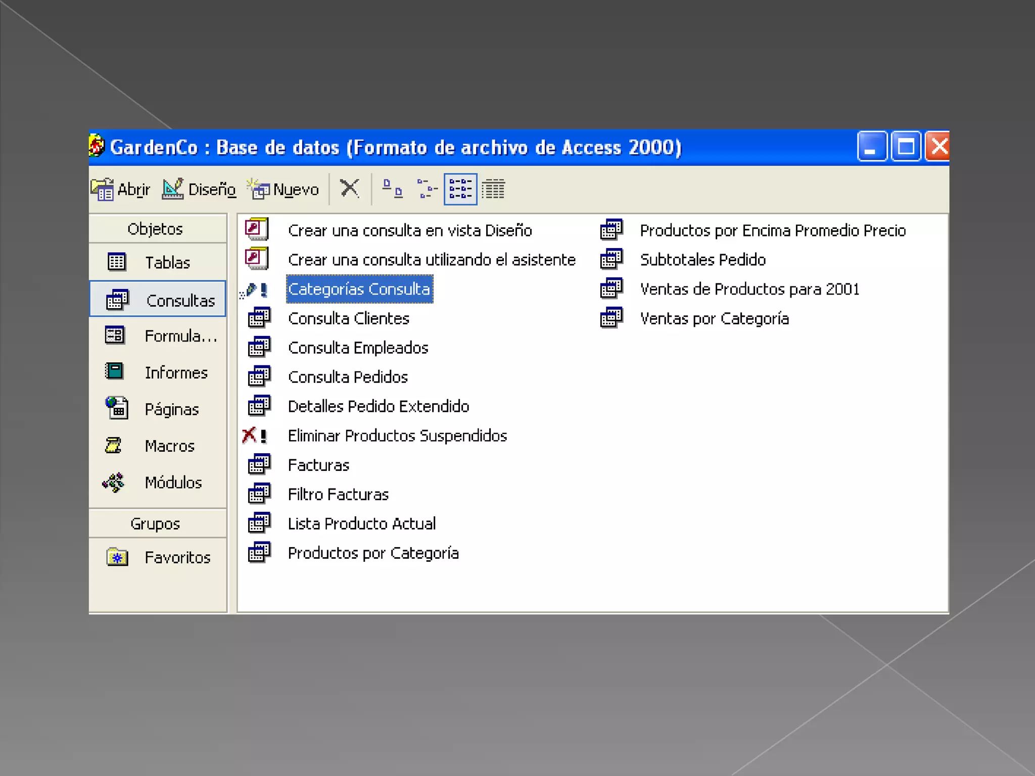Relación entre las tablasPara poder relacionar dos tablas de la base de datos es necesario que tengan un campo común (aunque no es necesario que tenga el mismo nombre), de modo que algunos registros de ambas tablas tengan el mismo dato en ese campo.La relación puede ser de uno a uno o de uno a varios registros.Se abre Herramientas/ Relaciones, se agregan las tablas que se quieren relacionar y se colocan una frente a la otra. Se arrastra con el ratón el campo de una de ellas (será tabla principal) hasta el campo común de la otra (será tabla secundaria).Si se activa la opción Integridad referencial se impedirá la introducción de un nuevo registro en la tabla secundaria si este no va a estar relacionado con algún registro de la tabla principal. Tampoco podrán borrarse registros de la tabla principal que estén relacionados con otros de la secundaria.Cuando una tabla está implicada en una relación y actúa como tabla principal, su ventana hoja de datos presentará en la columna más a la izquierda unos signos + desde los que se podrá abrir hojas de datos secundarias con los datos relacionados de la tabla secundaria.
