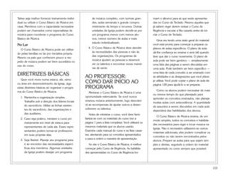 123
Talvez seja melhor fornecer treinamento indivi-
dual ou utilizar o Curso Básico de Música em
casa. Membros com a capacidade necessária
podem ser chamados como especialistas de
música para coordenar o programa do Curso
Básico de Música.
No Lar
O Curso Básico de Música pode ser utiliza-
do pelas famílias no lar por iniciativa própria.
Mesmo os pais que conhecem pouco a res-
peito de música podem ser bem sucedidos no
uso do curso.
DIRETRIZES BÁSICAS
Quer você more numa estaca, ala, ramo
ou área em desenvolvimento da Igreja, siga
estas diretrizes básicas ao organizar o progra-
ma do Curso Básico de Música.
1. Mantenha a organização simples.
Trabalhe sob a direção dos líderes locais
do sacerdócio. Utilize as linhas existen-
tes do sacerdócio, das organizações e
das auxiliares.
2. Caso seja prático, ministre o curso pri-
meiramente em nível de estaca para
representantes de cada ala. Esses repre-
sentantes podem tornar-se professores
em suas próprias alas.
3. Seja flexível. Planeje seu programa para
ir ao encontro das necessidades especí-
ficas dos membros. Algumas unidades
da Igreja podem desejar um programa
de música completo, com turmas gran-
des, aulas semanais e grande compro-
metimento de tempo e recursos. Outras
unidades da Igreja podem decidir-se por
um programa menor com menos alu-
nos, menor número de aulas e mais
estudo individualizado.
4. O Curso Básico de Música deve atender
às necessidades das pessoas e não às
das organizações. Os programas de
música ajudam as pessoas a desenvol-
ver os talentos e encontrar novas manei-
ras de servir.
AO PROFESSOR:
COMO DAR INÍCIO AO
PROGRAMA
Ministrar o Curso Básico de Música é uma
oportunidade estimulante. Se você nunca
ensinou música anteriormente, logo descobri-
rá as recompensas de ajudar outros a desen-
volverem os talentos.
Antes de ministrar o curso, você deve fami-
liarizar-se com os materiais do curso (ver a
página 1 para a lista completa). Você utilizará os
mesmos materiais que os alunos usarão.
Examine cada manual do curso e as fitas casse-
tes, atentando para os conceitos apresentados
e para a ordem e maneira de apresentação.
Ao dar o Curso Básico de Música, é melhor
começar pelo Curso de Regência. As habilida-
des apresentadas no Curso de Regência for-
mam o alicerce para as que serão apresenta-
das no Curso de Teclado. Mesmo aqueles que
já sabem reger devem revisar o Curso de
Regência e escutar a fita cassete antes de ini-
ciar o Curso de Teclado.
Uma vez tendo uma visão geral do material,
você está pronto para começar a preparar os
planos de aulas específicos. O plano de aula
dá-lhe confiança ao ensinar e será útil quando
tiver que dar o curso novamente. O plano de
aula pode ser bem genérico — simplesmente
uma lista das páginas a serem discutidas em
uma aula. Pode também ser bem específico —
uma lista de cada conceito a ser ensinado com
as atividades e as designações que você plane-
je utilizar. Você pode copiar o plano de aula da
página 128 para ajudá-lo a se preparar.
Como os alunos podem necessitar de mais
ou menos tempo do que planejado para
aprender os conceitos ensinados, não planeje
muitas aulas com antecedência. A quantidade
de assuntos a serem discutidos em cada aula
dependerá das habilidades dos alunos.
O Curso Básico de Música ensina, de um
modo simples, todos os conceitos e habilida-
des necessários para reger e tocar música na
Igreja. Não é necessário utilizarem-se outros
materiais adicionais; eles podem complicar os
conceitos ou não serem encontrados pelos
alunos. Prepare as aulas para que sejam sim-
ples e diretas, seguindo a ordem do material
apresentado no curso sempre que possível.
 