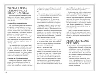 124
TAREFAS A SEREM
DESEMPENHADAS
DURANTE AS AULAS
Suas tarefas durante as aulas são ensinar
os princípios de música, ajudar os alunos a
exercitarem as técnicas ensinadas e passar
dever de casa.
Ensinar Princípios de Música
Este curso fornece explicações simples de
princípios de música. Para ensiná-los bem,
estude cada um cuidadosamente, descobrin-
do como se relacionam com os princípios dis-
cutidos previamente e como levam aos princí-
pios a serem ensinados futuramente.
Encontre maneiras de utilizar o quadro-negro
e outros auxílios visuais. Pense em modos
pelos quais pode-se esclarecer os princípios e
demonstre como eles se aplicam ao que os
alunos já sabem.
Não despenda muito tempo da aula falan-
do sobre princípios de música. Ensine os prin-
cípios do modo mais claro e rápido possível
e, a seguir, exercite com os alunos. Se os alu-
nos estiverem confusos, você notará quando
tentarem fazer os exercícios. É mais fácil
esclarecer as dúvidas neste momento.
Exercitar as Técnicas Musicais
Há exercícios para quase todos os princí-
pios do Curso de Regência e do Curso de
Teclado. Sua tarefa pode ser simplesmente
instruir os alunos a como exercitar as técnicas
musicais, observar e ajudar quando necessá-
rio, e fazê-los repetir os exercícios se necessá-
rio.
Um exercício típico encontra-se na página
15. O exercício consiste em escutar uma músi-
ca e (1) perceber o tempo da música; (2)
determinar o andamento; (3) bater palmas
com as batidas do tempo; (4) contar os tem-
pos e (5) determinar a fórmula de compasso.
Para ajudar os alunos a fazerem esse exercí-
cio, traga alguma música gravada. Você pode
trazer diversos exemplos de música que tenham
andamentos diferentes. Se os alunos tiverem difi-
culdades com um exercício, você talvez precise
demonstrar ou dar qualquer outro tipo de ajuda.
Encoraje os alunos a continuarem a se exercita
atéque aprendam todas as técnicas.
Ao examinar os materiais do curso e prepa-
rar os planos de aula, preste atenção a esses
exercícios práticos. Eles devem representar a
maior parte do tempo da aula.
Passar Dever de Casa
Para desenvolver técnicas musicais, os alu-
nos têm que estudar e exercitarem-se em casa.
Ao final de cada aula, revise a matéria e passe
dever de casa. Encoraje os alunos a exercita-
rem-se pelo menos meia hora por dia. Os alu-
nos do Curso de Teclado podem usar o piano,
o teclado eletrônico ou o teclado de papelão
para treinar em casa. Os alunos de regência
devem usar a fita cassete e treinar diante de um
espelho. Saliente que quanto mais os alunos
treinarem, mais depressa aprenderão.
Os deveres de casa podem incluir os exercí-
cios do manual. Você também pode criar exer-
cícios especiais para auxiliar um aluno a
melhorar uma área em que tenha dificuldades
específicas. Tente passar deveres suficientes
para manter os alunos progredindo, mas não
em tal quantidade que não consigam fazê-los.
Tente também passar exercícios a respeito de
várias técnicas diferentes a fim de manter os
alunos interessados.
Corrija e comente sempre os deveres de
casa. No início de cada aula, recorde os prin-
cípios aprendidos na aula anterior e peça aos
alunos que executem as técnicas exercitadas
em casa.
MÉTODOS EFICAZES
DE ENSINO
1. Faça com que os alunos participem ativa-
mente enquanto aprendem. Uma vez que
as habilidades musicais são habilidades
físicas, os alunos aprendem melhor por
meio de exercícios físicos. Ver e ouvir não
são o bastante. Os alunos precisam tocar,
fazer, sentir e mover-se.
O seguinte método de ensino de cinco
pontos o ajudará a envolver os alunos no
processo de aprendizagem. Use e adapte
esses passos para cada nova técnica ou
conceito que ensinar.
 