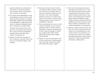 127
grandes problemas em se treinar exercí-
cios de duas ou três lições anteriores,
mas encoraje os alunos a não deixarem
que os exercícios se acumulem.
8. Se os alunos tiverem dificuldades em tocar
uma seqüência de notas ou ritmos compli-
cados, peça-lhes que toquem o compasso
problemático repetidas vezes até sobrepuja-
rem as dificuldades. A seguir, devem acres-
centar os compassos imediatamente ante-
riores e posteriores ao compasso difícil.
Os alunos devem treinar até que consi-
gam tocar os compassos sem vacilar. Um
hino ou peça musical com dificuldades
especiais pode ser aprendido dessa
maneira, uma linha por vez.
9. Quando um aluno tiver dominado um
hino ou exercício, você pode colocar uma
marca ou uma estrela na página corres-
pondente.
10. Ensine seus alunos a tocarem os hinos
num estilo que reflita a natureza de cada
hino. Um hino vivo e dinâmico deve ser
tocado de maneira bem diferente de um
hino lento e com notas prolongadas.
Aprender as notas é só o começo de se
tornar um bom músico. Os alunos devem
também aprender a tocar as notas com
sensibilidade e expressão.
11. Parte do aprendizado de se tocar um hino
consiste em aprender a tocar uma intro-
dução para cada um. Ajude os alunos a
aprenderem e treinarem introduções para
os hinos conforme indicadas no hinário.
Ver as páginas 265 e 266 do hinário
padrão para aprender mais a respeito
das introduções.
12. Quando um aluno tiver aprendido a tocar
um hino, peça-lhe que o toque enquanto
outro aluno rege. Os alunos de teclado
devem aprender a seguir o regente.
13. Você pode marcar pequenos recitais ou
aulas gerais uma vez por mês ou a cada
dois meses para proporcionar aos alunos
a experiência de tocar diante de outras
pessoas. Marque recitais maiores a cada
quatro ou seis meses para que os alunos
toquem diante de familiares e amigos.
Permita aos alunos escolherem seus hinos
prediletos para tocarem e fazerem comen-
tários a respeito. O recital deve ser uma
experiência agradável e recompensadora.
14. Quando os alunos estiverem prontos, pla-
neje com o líder do sacerdócio para que
possam ser os acompanhantes em uma
reunião de jovens, do sacerdócio ou em
um serão. Faça os planos com bastante
antecedência para que os alunos possam
treinar bem. O êxito nessa experiência
aumentará a confiança deles.
 