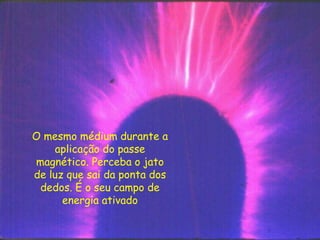O mesmo médium durante a
aplicação do passe
magnético. Perceba o jato
de luz que sai da ponta dos
dedos. É o seu campo de
energia ativado
 