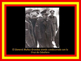 El General Muñoz-Grandes siendo condecorado con la Cruz de Caballero 
