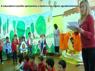 A educadora Lourdes apresentou o teatro e fez alguns agradecimentos. 