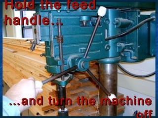 HHoolldd tthhee ffeeeedd 
hhaannddllee…… 
……aanndd ttuurrnn tthhee mmaacchhiinnee 
ooffff 
 