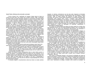 4
Saúde Pública: diferença entre prevenção e promoção
O termo 'prevenir' tem o significado de "preparar; chegar antes de; dispor de
maneira que evite (dano, mal); impedir que se realize" (Ferreira, 1986). A prevenção
em saúde "exige uma ação antecipada, baseada no conhecimento da história natural
a fim de tornar improvável o progresso posterior da doença" (Leavell & Clarck, 1976:
17). As ações preventivas definem-se como intervenções orientadas a evitar o
surgimento de doenças específicas, reduzindo sua incidência e prevalência nas
populações. A base do discurso preventivo é o conhecimento epidemiológico
moderno; seu objetivo é o controle da transmissão de doenças infecciosas e a
redução do risco de doenças degenerativas ou outros agravos específicos. Os
projetos de prevenção e de educação em saúde estruturam-se mediante a divulgação
de informação científica e de recomendações normativas de mudanças de hábitos.
'Promover' tem o significado de dar impulso a; fomentar; originar; gerar (Ferreira,
1986). Promoção da saúde define-se, tradicionalmente, de maneira bem mais ampla
que prevenção, pois refere-se a medidas que "não se dirigem a uma determinada
doença ou desordem, mas servem para aumentar a saúde e o bem-estar gerais"
(Leavell & Clarck, 1976: 19). As estratégias de promoção enfatizam a transformação
das condições de vida e de trabalho que conformam a estrutura subjacente aos
problemas de saúde, demandando uma abordagem intersetorial (Terris, 1990).
A constatação de que os principais determinantes da saúde são exteriores ao
sistema de tratamento não é novidade. Oficialmente, contudo, é bem recente Ã
formulação de um discurso sanitário que afirme a saúde em sua positividade. A
Conferência Internacional sobre Promoção de Saúde, realizada em Ottawa (1986),
postula a idéia da saúde como qualidade de vida resultante de complexo processo
condicionado por diversos fatores, tais como, entre outros, alimentação, justiça social,
ecossistema, renda e educação.
No Brasil, a conceituação ampla de saúde assume destaque nesse mesmo ano,
tendo sido incorporada ao Relatório Final da VIII Conferência Nacional de Saúde:
Direito à saúde significa a garantia, pelo Estado, de condições dignas de vida E
acesso universal e igualitário às ações e serviços de promoção, proteção e
recuperação da saúde, em todos os seus níveis, a todos os habitantes do
território nacional, levando ao desenvolvimento pleno do ser humano em sua
individualidade. (Brasil/MS, 1986).
Apesar de configurar avanço inquestionável tanto no plano teórico quanto no
campo das práticas, a conceituação positiva de saúde traz novo problema. Ao se
considerar saúde em seu significado pleno, está-se lidando com algo tão amplo como
a própria noção de vida. Promover a vida em suas múltiplas dimensões envolve, por
um lado, ações do âmbito global de um Estado e, por outro, a singularidade e
autonomia dos sujeitos, o que não pode ser atribuído a responsabilidade de uma área
de conhecimento e práticas.
É conquista inegável o reconhecimento oficial dos limites do modelo sanitário
baseado na medicina, estimando-se que ele deve estar integrado às dimensões
ambiental, social, política, econômica, comportamental, além da biológica e médica
(Carvalho, 1996). As ações próprias dos sistemas de saúde precisam estar
articuladas, sem dúvida, a outros setores disciplinares e de políticas governamentais
responsáveis pelos espaços físico, social e simbólico. Essa relação entre
intersetorialidade e especificidade é, não obstante, um campo problemático e deve ser
tratado com cuidado, pois sustenta uma tensão entre a demarcação dos limites da
competência específica das ações do campo da saúde e a abertura exigida à
integração com outras múltiplas dimensões. Se a especificidade não é disciplinar, ela
deve constituir-se a partir da delimitação de problemas, possibilitando a
implementação de práticas efetivas.
No contexto da implementação das práticas de saúde mantém-se a tensão entre
duas definições de vida: uma, a de nossa experiência subjetiva; outra, a do objeto das
ciências da vida, do estudo dos mecanismos físico-químicos que estruturam o
fundamento cognitivo das intervenções da medicina e da saúde pública.
A partir de concepções e teorias a respeito da especificidade biológica ou
psíquica, foram elaboradas intervenções objetivas e operacionais de assistência à
saúde. Qualquer teoria é redutora e incapaz de dar conta da totalidade dos
fenômenos de saúde e do adoecer. Ao se tentar pensar a unidade do sujeito, o
máximo que se consegue é expressá-la como 'integração bio-psico-social' que não
deixa de se manifestar de forma fragmentada, mediante conceitos que não dialogam
com facilidade entre si. Se, de um lado, o vital é mais complexo do que os conceitos
que tentam explicá-lo; de outro, é através de conceitos que são viabilizadas as
intervenções operativas. Não há como produzir formas alternativas de atenção à
saúde que não busquem operacionalizar conceitos de saúde e doença.
Essa demarcação aplica-se não só ao limite da ação específica da assistência à
saúde em relação aos condicionantes sociais envolvidos na dimensão da
intersetorialidade, como também aos limites dos conceitos objetivos que configuram a
lógica das intervenções em relação à dimensão da singularidade e subjetividade do
adoecer concreto. Nesse último aspecto, a afirmação de Canguilhem manifesta com
propriedade o reconhecimento de que a necessária preocupação com o corpo
subjetivo não deve levar à obrigação de uma libertação da tutela, tida como
repressiva, da medicina: “o reconhecimento da saúde como verdade do corpo, no
sentido ontológico, não só pode senão como deve admitir a presença, como margem
e como barreira, da verdade em sentido lógico, ou seja, da ciência. Certamente, o
corpo vivido não é um objeto, porém para o homem viver é também conhecer"
(Canguilhem, 1990: 36).
Sem dúvida, é fundamental valorizar e criar formas de ampliação dos canais de
abertura aos sentidos. O ponto de partida e a referência da experiência da saúde e da
doença é a intuição primeira do corpo. Porém, a razão - mediada pelo conhecimento
científico e se utilizada sem reificação - permitiria alargar a intuição e principalmente
servir como "instrumento de diálogo e também como barreira de proteção" ao
 