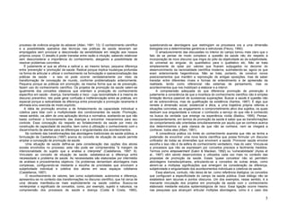 5
processo de vivência singular do adoecer (Atlan, 1991: 13). O conhecimento científico
e a possibilidade operativa das técnicas nas práticas de saúde deveriam ser
empregados sem provocar a desconexão da sensibilidade em relação aos nossos
próprios corpos. O desafio é poder transitar entre razão e intuição, sabendo relativizar
sem desconsiderar a importância do conhecimento, alargando a possibilidade de
resolver problemas concretos.
É justamente aí que se afirma a radical e, ao mesmo tempo, pequena diferença
entre 'prevenção' e 'promoção' da saúde. Radical porque implica mudanças profundas
na forma de articular e utilizar o conhecimento na formulação e operacionalização das
práticas de saúde - e isso só pode ocorrer verdadeiramente por meio da
transformação de concepção de mundo, conforme problematizado anteriormente.
Pequena porque as práticas em promoção, da mesma forma que as de prevenção,
fazem uso do conhecimento científico. Os projetos de promoção da saúde valem-se
igualmente dos conceitos clássicos que orientam a produção do conhecimento
específico em saúde - doença, transmissão e risco - cuja racionalidade é a mesma do
discurso preventivo. Isto pode gerar confusão e indiferenciação entre as práticas, em
especial porque a radicalidade da diferença entre prevenção e promoção raramente é
afirmada e/ou exercida de modo explícito.
A idéia de promoção envolve a de fortalecimento da capacidade individual e
coletiva para lidar com a multiplicidade dos condicionantes da saúde. Promoção,
nesse sentido, vai além de uma aplicação técnica e normativa, aceitando-se que não
basta conhecer o funcionamento das doenças e encontrar mecanismos para seu
controle. Essa concepção diz respeito ao fortalecimento da saúde por meio da
construção de capacidade de escolha, bem como à utilização o conhecimento com o
discernimento de atentar para as diferenças e singularidades dos acontecimentos.
No contexto das transformações das abordagens tradicionais da saúde pública, a
formulação de Castellanos (1997) acerca do conceito de situação de saúde permite
ampliar a concepção de promoção da saúde.
Uma situação de saúde define-se pela consideração das opções dos atores
sociais envolvidos no processo; esta não pode ser compreendida "à margem da
intencionalidade do sujeito que a analisa e interpreta" (Castellanos, 1997: 6).
Vinculado ao conceito de situação de saúde, estabelece-se a diferença entre
necessidade e problema de saúde. As necessidades são elaboradas por intermédio
de análises e procedimentos objetivos. Os problemas demandam abordagens mais
complexas, configurando-se mediante a escolha de prioridades que envolvem a
subjetividade individual e coletiva dos atores em seus espaços cotidianos
(Castellanos, 1997).
O reconhecimento de valores, tais como subjetividade, autonomia e diferença,
apresentou-se no contexto das transformações no discurso científico, que há cerca de
uma década manifestou-se mais explicitamente na saúde coletiva. Buscou-se
reinterpretar o significado de conceitos, como, por exemplo, sujeito e natureza, na
compreensão dos processos de saúde e doença (Costa & Costa, 1990),
questionando-se abordagens que restringiam os processos ora a uma dimensão
biologista ora a determinantes genéricos e estruturais (Fleury, 1992).
O amadurecimento das discussões no interior do campo tomou mais claro que o
fato de se pensar de modo complexo a questão da saúde não diz respeito à
incorporação de novo discurso que migra do pólo da objetividade ao da subjetividade,
do universal ao singular, do quantitativo para o qualitativo etc. Não se trata
simplesmente de optar por valores que ficaram subjugados no decorrer do
desenvolvimento da racionalidade científica moderna, submetendo-se, agora os que
eram anteriormente hegemônicos. Não se trata, portanto, de construir novos
posicionamentos que mantêm a reprodução de antigas oposições, mas de saber
transitar entre diferentes níveis e formas de entendimento e de apreensão da
realidade, tendo como referencial não sistemas de pensamento, mas os
acontecimentos que nos mobilizam a elaborar e a intervir.
A compreensão adequada do que diferencia promoção de prevenção é
justamente a consciência de que a incerteza do conhecimento científico não é simples
limitação técnica passível de sucessivas superações. Buscar a saúde é questão não
só de sobrevivência, mas de qualificação da existência (Santos, 1987). É algo que
remete à dimensão social, existencial e ética, a uma trajetória própria referida a
situações concretas, ao engajamento e comprometimento ativo dos sujeitos, os quais
dedicam sua singularidade a colocar o conhecido a serviço do que não é conhecido
na busca da verdade que emerge na experiência vivida (Badiou, 1995). Pensar,
conseqüentemente, em termos de promoção da saúde é saber que as transformações
de comportamento são orientadas simultaneamente por aquilo que se conhece acerca
dos determinismos e pela clareza de que não se conhece, nem se chegará a
conhecer, todos eles (Atlan, 1991).
A consciência prática cio limite do conhecimento acarreta que não se tenha a
pretensão de encontrar uma nova teoria científica que possa formular um discurso
unificador de todas as dimensões que envolvem a saúde. Promover saúde envolve
escolha e isso não é da esfera do conhecimento verdadeiro, mas do valor. Vincula-se
a processos que não se expressam por conceitos precisos e facilmente medidos.
Termos como empowerment (Eakin & Maclean, 1992) ou 'vulnerabilidade' (Ayres et
al., 1997) vêm sendo desenvolvidos e utilizados cada vez mais no contexto das
propostas de promoção da saúde. Esses 'quase conceitos' não só permitem
abordagens transdisciplinares, articulando-se a conceitos de outras áreas, como
abrem-se a múltiplas significações que emergem da consideração da diferença,
subjetividade e singularidade dos acontecimentos individuais e coletivos de saúde.
Essa abertura, contudo, não deixa de ter, como referência dialógica; os conceitos
que configuram a especificidade do campo da saúde pública. Esse diálogo não se
estabelece sem lacunas e pontos obscuros. Um dos exemplos, nesse sentido, é a
marcante vinculação dos projetos em promoção da saúde com o conhecimento
elaborado mediante estudos epidemiológicos de risco. Essa ligação ocorre mesmo
nas pesquisas que alcançam articular múltiplas abordagens, como é o caso dos
 