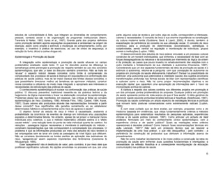 6
estudos de vulnerabilidade à Aids, que integram as dimensões de comportamento
pessoal, contexto social e de organização de programas institucionais (Mann;
Tarantola & Netter, 1993; Ayres et al., 1997). Grande parte dos projetos definidos
como promoção também aponta exposições ocupacionais e ambientais na origem de
doenças, assim como propõe o estímulo a mudanças de comportamento, como, por
exemplo, o incentivo à prática de exercícios, ao uso de cintos de segurança, à
redução do fumo, álcool e outras drogas etc.
Epidemiologia e Promoção da Saúde
A integração entre epidemiologia e promoção da saúde situa-se no campo
problemático analisado neste texto. O que foi discutido acerca da diferença (e
semelhança) entre prevenção e promoção diz respeito também ao uso dos conceitos
epidemiológicos, que são ,a base do discurso sanitário preventivo. Não se trata de
'acusar' o aspecto redutor desses conceitos como limite à compreensão da
complexidade dos processos de saúde e doença em populações e à conformação das
práticas de saúde pública, mas de ter maior clareza dos limites desses conceitos, o
que possibilitaria direcionar melhor as tentativas de aprimorar métodos, construir
novos conceitos e utilizá-los de modo mais integrado e apropriado aos interesses e
necessidades de estruturação das práticas de saúde.
O conhecimento epidemiológico é nuclear na conformação das práticas de saúde
pública. O discurso preventivo tradicional ressentiu-se da pobreza teórica e da
hegemonia da lógica mecanicista e linear na elaboração conceitual da epidemiologia.
Problemas desse tipo são manifestos, em especial, nas críticas já feitas ao conceito
epidemiológico de risco (Goldberg, 1990; Almeida Filho, 1992; Castiel, 1994; Ayres,
1997). Quais valores são produzidos através das representações formadas a partir
desse conceito? Que significados são gerados socialmente ao se estabelecer
determinados hábitos e comportamentos como risco de agravos à saúde?
O objetivo formal do estudo de risco é inferir a causalidade, avaliando a
probabilidade da ocorrência de eventos de doença em indivíduos e/ou populações
expostos a determinados fatores. No entanto, apesar de se propor a mensurar riscos
individuais e/ou coletivos, o que o método matemático utilizado estima é o 'efeito
causal médio' - uma redução tanto do ponto de vista individual quanto do coletivo. As
reduções - passagens lógicas necessárias e inevitáveis à viabilização do método -
constroem representações que não correspondem à complexidade dos processos. O
problema é que as informações produzidas por meio dos estudos de risco tendem a
ser empregadas sem se levar em conta as passagens de nível lógico que efetuam.
Não se considera devidamente os limites estritos de aplicação das estimativas de
risco, 'apagando-se' assim aspectos importantes dos fenômenos (Czeresnia &
Albuquerque, 1995).
Esse 'apagamento' não é destituído de valor; pelo contrário, é por meio dele que
proliferam significados culturais. As opções envolvidas no processo em que, por uma
parte, alguma coisa se revela e, por outra, algo se oculta, correspondem a interesses,
valores e necessidades. O conceito de risco e sua enorme importância na constituição
da cultura moderna tardia (Guiddens; Beck & Lasch, 2000), é devido, também, à
exacerbação da pertinência do conceito na sua utilização social. O conceito de risco
contribuiu para a produção de determinadas racionalidades, estratégias e
subjetividades, sendo central na regulação e monitoração de indivíduos, grupos
sociais e instituições (Lupton, 1999).
O desenvolvimento dos estudos de risco esteve vinculado a um processo cultural
construtor de um homem individualista, que enfrentou a necessidade de lidar com as
forças desagregadoras da natureza e da sociedade por intermédio da lógica da ordem
e da proteção, ao passo que pouco investiu no amadurecimento das relações com o
outro mediante o fortalecimento de sua vitalidade e autonomia (Czeresnia, 1997).
Considerando que um dos aspectos fundamentais da idéia de promoção da saúde é o
estímulo à autonomia, retoma-se a pergunta: com que concepção de autonomia os
projetos em promoção da saúde efetivamente trabalham? Pensar na possibilidade de
estimular uma autonomia que potencialize a vitalidade (saúde) dos sujeitos envolveria
transformações profundas nas formas sociais de lidar com representações científicas
e culturais como o risco. Não há como propor 'recomendações objetivas e de
execução rápida' que capacitem uma apropriação de informações sem o 'risco' da
incorporação acrítica de valores.
A clareza a respeito dos valores contidos nos diferentes projetos em promoção é
um dos principais pontos problemáticos da proposta. Qualquer prática em promoção
da saúde apresenta pontos de vista acerca do que é 'boa saúde'. A idéia genérica de
promover saúde esconde profundas tensões teóricas e filosóficas (Seedhouse, 1997).
Promoção da saúde contempla um amplo espectro de estratégias técnicas e políticas
que incluem tanto posturas conservadoras como extremamente radicais (Lupton,
1995).
É com esse cuidado que se deve avaliar, por exemplo, propostas como a de
medicina baseada em evidências, que utiliza fundamentalmente critérios e métodos
epidemiológicos para sistematizar resultados de pesquisas aplicadas, experiências
clínicas e de saúde pública (Jenicek, 1997). Como articular um achado de best
evidence, formulado por meio do conhecimento clínico epidemiológico, com a
experiência clínica e de saúde pública? Quais as mediações entre critérios
operacionais e decisões práticas? Como traduzir 'boas recomendações' técnicas em
ação (Jenicek, 1997)? Não será um protocolo técnico que vai resolver a
implementação de uma 'boa prática', o que não desqualifica - pelo contrário - a
pertinência da construção de protocolos que otimizem a informação acerca de
procedimentos.
Não há como trabalhar devidamente e de modo prático a construção da idéia de
promoção da saúde sem enfrentar duas questões fundamentais e interligadas: a
necessidade da reflexão filosófica e a conseqüente reconfiguração da educação
(comunicação) nas práticas de saúde.
 