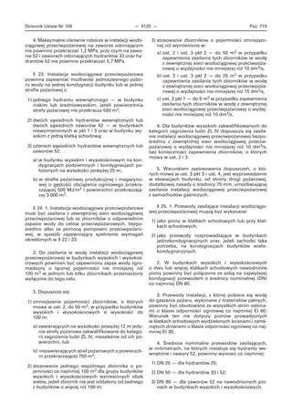 Dziennik Ustaw Nr 109 — 9125 — Poz. 719
4. Maksymalne ciśnienie robocze w instalacji wodo-
ciągowej przeciwpożarowej na zaworze odcinającym
nie powinno przekraczać 1,2 MPa, przy czym na zawo-
rze 52 i zaworach odcinających hydrantów 33 oraz hy-
drantów 52 nie powinno przekraczać 0,7 MPa.
§ 23. Instalacja wodociągowa przeciwpożarowa
powinna zapewniać możliwość jednoczesnego pobo-
ru wody na jednej kondygnacji budynku lub w jednej
strefie pożarowej z:
1) jednego hydrantu wewnętrznego — w budynku
niskim lub średniowysokim, jeżeli powierzchnia
strefy pożarowej nie przekracza 500 m2;
2) dwóch sąsiednich hydrantów wewnętrznych lub
dwóch sąsiednich zaworów 52 — w budynkach
niewymienionych w pkt 1 i 3 oraz w budynku wy-
sokim z jedną klatką schodową;
3) czterech sąsiednich hydrantów wewnętrznych lub
zaworów 52:
a) w budynku wysokim i wysokościowym na kon-
dygnacjach podziemnych i kondygnacjach po-
łożonych na wysokości powyżej 25 m,
b) w strefie pożarowej produkcyjnej i magazyno-
wej o gęstości obciążenia ogniowego przekra-
czającej 500 MJ/m2 i powierzchni przekraczają-
cej 3 000 m2.
§ 24. 1. Instalacja wodociągowa przeciwpożarowa
musi być zasilana z zewnętrznej sieci wodociągowej
przeciwpożarowej lub ze zbiorników o odpowiednim
zapasie wody do celów przeciwpożarowych, bezpo-
średnio albo za pomocą pompowni przeciwpożaro-
wej, w sposób zapewniający spełnienie wymagań
określonych w § 22 i 23.
2. Do zasilania w wodę instalacji wodociągowej
przeciwpożarowej w budynkach wysokich i wysokoś-
ciowych powinien być zapewniony zapas wody zgro-
madzony o łącznej pojemności nie mniejszej niż
100 m3 w jednym lub kilku zbiornikach przeznaczony
wyłącznie do tego celu.
3. Dopuszcza się:
1) zmniejszenie pojemności zbiorników, o których
mowa w ust. 2, do 50 m3, w przypadku budynków
wysokich i wysokościowych o wysokości do
100 m:
a) zawierających na wysokości powyżej 12 m jedy-
nie strefy pożarowe zakwalifikowane do katego-
rii zagrożenia ludzi ZL IV, niezależnie od ich po-
wierzchni, lub
b) niezawierających stref pożarowych o powierzch-
ni przekraczającej 750 m2;
2) stosowanie jednego wspólnego zbiornika o po-
jemności co najmniej 100 m3 dla grupy budynków
wysokich i wysokościowych wzniesionych obok
siebie, jeżeli zbiornik nie jest oddalony od żadnego
z budynków o więcej niż 100 m;
3) stosowanie zbiorników o pojemności zmniejszo-
nej niż wymienione w:
a) ust. 2 i ust. 3 pkt 2 — do 50 m3 w przypadku
zapewnienia zasilania tych zbiorników w wodę
z zewnętrznej sieci wodociągowej przeciwpoża-
rowej o wydajności nie mniejszej niż 10 dm3/s,
b) ust. 2 i ust. 3 pkt 2 — do 25 m3 w przypadku
zapewnienia zasilania tych zbiorników w wodę
z zewnętrznej sieci wodociągowej przeciwpoża-
rowej o wydajności nie mniejszej niż 15 dm3/s,
c) ust. 3 pkt 1 — do 6 m3 w przypadku zapewnienia
zasilania tych zbiorników w wodę z zewnętrznej
sieci wodociągowej przeciwpożarowej o wydaj-
ności nie mniejszej niż 10 dm3/s.
4. Dla budynków wysokich zakwalifikowanych do
kategorii zagrożenia ludzi ZL IV dopuszcza się zasila-
nie instalacji wodociągowej przeciwpożarowej bezpo-
średnio z zewnętrznej sieci wodociągowej przeciw-
pożarowej o wydajności nie mniejszej niż 10 dm3/s,
bez konieczności zapewnienia zbiorników, o których
mowa w ust. 2 i 3.
5. Warunkiem zastosowania dopuszczeń, o któ-
rych mowa w ust. 3 pkt 3 i ust. 4, jest wyprowadzenie
w elewacjach budynku, od strony drogi pożarowej,
dodatkowej nasady o średnicy 75 mm, umożliwiającej
zasilanie instalacji wodociągowej przeciwpożarowej
z samochodów gaśniczych.
§ 25. 1. Przewody zasilające instalacji wodociągo-
wej przeciwpożarowej muszą być wykonane:
1) jako piony w klatkach schodowych lub przy klat-
kach schodowych;
2) jako przewody rozprowadzające w budynkach
jednokondygnacyjnych oraz, jeżeli zachodzi taka
potrzeba, na kondygnacjach budynków wielo-
kondygnacyjnych.
2. W budynkach wysokich i wysokościowych
o dwu lub więcej klatkach schodowych nawodnione
piony powinny być połączone ze sobą na najwyższej
kondygnacji przewodem o średnicy nominalnej (DN)
co najmniej DN 80.
3. Przewody instalacji, z której pobiera się wodę
do gaszenia pożaru, wykonane z materiałów palnych,
powinny być obudowane ze wszystkich stron osłona-
mi o klasie odporności ogniowej co najmniej El 60.
Warunek ten nie dotyczy pionów prowadzonych
w klatkach schodowych wydzielonych ścianami i zamk-
niętych drzwiami o klasie odporności ogniowej co naj-
mniej El 30.
4. Średnice nominalne przewodów zasilających,
w milimetrach, na których instaluje się hydranty we-
wnętrzne i zawory 52, powinny wynosić co najmniej:
1) DN 25 — dla hydrantów 25;
2) DN 50 — dla hydrantów 33 i 52;
3) DN 80 — dla zaworów 52 na nawodnionych pio-
nach w budynkach wysokich i wysokościowych.
 