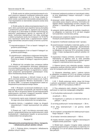 Dziennik Ustaw Nr 109 — 9131 — Poz. 719
3. Źródło wody do celów przeciwpożarowych w la-
sach powinno zapewnić możliwość pobierania wody
z głębokości nie większej niż 4 m, licząc między lu-
strem wody a poziomem stanowiska czerpania wody,
i być wyposażone w stanowisko czerpania wody wraz
z dojazdem.
4. Źródła wody do celów przeciwpożarowych w la-
sach, które samoistnie lub wspólnie tworzą kompleks
o powierzchni ponad 300 ha, zapewnia się w postaci
nie więcej niż 2 zbiorników w obrębie chronionej po-
wierzchni zawierających łącznie co najmniej 50 m3
wody, hydrantów zewnętrznych lub cieku wodnego
o stałym przepływie wody nie mniejszym niż 10 dm3/s
przy najniższym stanie wód, z zapewnieniem najbliż-
szego stanowiska czerpania wody w terenie o promie-
niu:
1) nieprzekraczającym 3 km w lasach I kategorii za-
grożenia pożarowego;
2) nieprzekraczającym 5 km w lasach II kategorii za-
grożenia pożarowego;
3) uzgodnionym z właściwym miejscowo komendan-
tem powiatowym (miejskim) Państwowej Straży
Pożarnej w lasach III kategorii zagrożenia pożaro-
wego.
5. Właściciel lub zarządca lasu umieszcza tablice
informacyjne i ostrzegawcze dotyczące zabezpiecze-
nia przeciwpożarowego lasu przy wjazdach do lasów
oraz przy parkingach leśnych, w uzgodnieniu z właści-
wym miejscowo komendantem powiatowym (miej-
skim) Państwowej Straży Pożarnej.
6. Dojazdy pożarowe, o których mowa w ust. 2
pkt 3, oraz bazy sprzętu, o których mowa w ust. 2 pkt 5,
określa rozporządzenie Ministra Środowiska z dnia
22 marca 2006 r. w sprawie szczegółowych zasad za-
bezpieczenia przeciwpożarowego lasów.
§ 40. 1. W lasach i na terenach śródleśnych, na ob-
szarze łąk, torfowisk i wrzosowisk, jak również w odleg-
łości do 100 m od granicy lasów nie jest dopuszczalne
wykonywanie czynności mogących wywołać niebez-
pieczeństwo pożaru, w szczególności:
1) rozniecanie ognia poza miejscami wyznaczonymi
do tego celu przez właściciela lub zarządcę lasu;
2) palenie tytoniu, z wyjątkiem miejsc na drogach
utwardzonych i miejsc wyznaczonych do pobytu
ludzi.
2. Przepis ust. 1 pkt 1 nie dotyczy czynności zwią-
zanych z gospodarką leśną oraz wykonywaniem robót
budowlanych i eksploatacji kopalni w porozumieniu
z właścicielem lub zarządcą lasu.
Rozdział 10
Zabezpieczenie przeciwpożarowe zbioru, transportu
i składowania palnych płodów rolnych
§ 41. 1. Podczas zbioru, transportu i składowania
płodów rolnych należy:
1) stosować wskazania podane w instrukcjach obsłu-
gi przy eksploatacji maszyn rolniczych i innych
z napędem;
2) stosować silniki elektryczne o odpowiednim do
warunków pracy stopniu ochrony; minimalna od-
ległość układu napędowego od stert, stogów i bu-
dynków o konstrukcji palnej powinna wynosić
5 m;
3) ustawiać silniki spalinowe na podłożu niepalnym,
w odległości co najmniej 10 m od stert, stogów
lub budynków o konstrukcji palnej;
4) zabezpieczać urządzenia wydechowe silników spa-
linowych przed wylotem iskier;
5) zapewnić możliwość ewakuacji ludzi i sprzętu;
6) przechowywać niezbędne materiały pędne, w ilo-
ści nieprzekraczającej dobowego zapotrzebowa-
nia, w zamkniętych nietłukących się naczyniach,
w odległości co najmniej 10 m od punktu omłoto-
wego i miejsc występowania palnych płodów rol-
nych;
7) wyposażyć miejsca omłotów, stertowania i kom-
bajnowania w gaśnice oraz w razie potrzeby
w sprzęt służący do wykonywania pasów ograni-
czających rozprzestrzenianie się pożaru.
2. Palenie tytoniu przy obsłudze sprzętu, maszyn
i pojazdów podczas zbiorów palnych płodów rolnych
oraz ich transportu jest zabronione.
3. Używanie otwartego ognia i palenie tytoniu
w odległości mniejszej niż 10 m od miejsca omłotów
i miejsc występowania palnych płodów rolnych jest
zabronione.
§ 42. 1. Strefa pożarowa sterty, stogu lub brogu
z palnymi produktami roślinnymi nie przekracza po-
wierzchni 1 000 m2 lub kubatury 5 000 m3.
2. Przy ustawianiu stert, stogów i brogów należy
zachować co najmniej następujące odległości:
1) od budynków wykonanych z materiałów:
a) palnych — 30 m,
b) niepalnych i o pokryciu co najmniej trudno za-
palnym — 20 m;
2) od dróg publicznych i torów kolejowych — 30 m;
3) od dróg wewnętrznych i od granicy działki
— 10 m;
4) od urządzeń i przewodów linii elektrycznych wyso-
kiego napięcia — 30 m;
5) od lasów i terenów zalesionych — 100 m;
6) między stertami, stogami i brogami stanowiącymi
odrębne strefy pożarowe — 30 m.
3. Wokół stert, stogów i brogów należy wykonać
i utrzymać powierzchnię o szerokości co najmniej 2 m
w odległości 3 m od ich obrysu pozbawioną materia-
łów palnych.
 