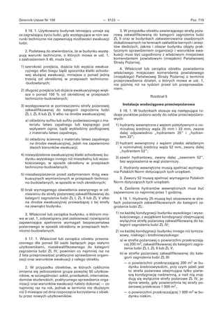 Dziennik Ustaw Nr 109 — 9123 — Poz. 719
§ 16. 1. Użytkowany budynek istniejący uznaje się
za zagrażający życiu ludzi, gdy występujące w nim wa-
runki techniczne nie zapewniają możliwości ewakuacji
ludzi.
2. Podstawą do stwierdzenia, że w budynku wystę-
pują warunki techniczne, o których mowa w ust. 1,
z zastrzeżeniem § 45, może być:
1) szerokość przejścia, dojścia lub wyjścia ewakua-
cyjnego albo biegu bądź spocznika klatki schodo-
wej służącej ewakuacji, mniejsza o ponad jedną
trzecią od określonej w przepisach techniczno-
-budowlanych;
2) długość przejścia lub dojścia ewakuacyjnego więk-
sza o ponad 100 % od określonej w przepisach
techniczno-budowlanych;
3) występowanie w pomieszczeniu strefy pożarowej
zakwalifikowanej do kategorii zagrożenia ludzi
ZL I, ZL II lub ZL V albo na drodze ewakuacyjnej:
a) okładziny sufitu lub sufitu podwieszonego z ma-
teriału łatwo zapalnego lub kapiącego pod
wpływem ognia, bądź wykładziny podłogowej
z materiału łatwo zapalnego,
b) okładziny ściennej z materiału łatwo zapalnego
na drodze ewakuacyjnej, jeżeli nie zapewniono
dwóch kierunków ewakuacji;
4) niewydzielenie ewakuacyjnej klatki schodowej bu-
dynku wysokiego innego niż mieszkalny lub wyso-
kościowego, w sposób określony w przepisach
techniczno-budowlanych;
5) niezabezpieczenie przed zadymieniem dróg ewa-
kuacyjnych wymienionych w przepisach technicz-
no-budowlanych, w sposób w nich określonych;
6) brak wymaganego oświetlenia awaryjnego w od-
niesieniu do strefy pożarowej zakwalifikowanej do
kategorii zagrożenia ludzi ZL I, ZL II lub ZL V albo
na drodze ewakuacyjnej prowadzącej z tej strefy
na zewnątrz budynku.
3. Właściciel lub zarządca budynku, o którym mo-
wa w ust. 1, zobowiązany jest zastosować rozwiązania
zapewniające spełnienie wymagań bezpieczeństwa
pożarowego w sposób określony w przepisach tech-
niczno-budowlanych.
§ 17. 1. Właściciel lub zarządca obiektu przezna-
czonego dla ponad 50 osób będących jego stałymi
użytkownikami, niezakwalifikowanego do kategorii
zagrożenia ludzi ZL IV, powinien co najmniej raz na
2 lata przeprowadzać praktyczne sprawdzenie organi-
zacji oraz warunków ewakuacji z całego obiektu.
2. W przypadku obiektów, w których cyklicznie
zmienia się jednocześnie grupa powyżej 50 użytkow-
ników, w szczególności: szkół, przedszkoli, internatów,
domów studenckich, praktycznego sprawdzenia orga-
nizacji oraz warunków ewakuacji należy dokonać — co
najmniej raz na rok, jednak w terminie nie dłuższym
niż 3 miesiące od dnia rozpoczęcia korzystania z obiek-
tu przez nowych użytkowników.
3. W przypadku obiektu zawierającego strefę poża-
rową zakwalifikowaną do kategorii zagrożenia ludzi
ZL II oraz w budynkach zakwaterowania osadzonych
zlokalizowanych na terenach zakładów karnych i aresz-
tów śledczych, zakres i obszar budynku objęty prak-
tycznym sprawdzeniem organizacji i warunków ewa-
kuacji musi być uzgodniony z właściwym miejscowo
komendantem powiatowym (miejskim) Państwowej
Straży Pożarnej.
4. Właściciel lub zarządca obiektu powiadamia
właściwego miejscowo komendanta powiatowego
(miejskiego) Państwowej Straży Pożarnej o terminie
przeprowadzenia działań, o których mowa w ust. 1,
nie później niż na tydzień przed ich przeprowadze-
niem.
Rozdział 5
Instalacja wodociągowa przeciwpożarowa
§ 18. 1. W budynkach stosuje się następujące ro-
dzaje punktów poboru wody do celów przeciwpożaro-
wych:
1) hydranty wewnętrzne z wężem półsztywnym o no-
minalnej średnicy węża 25 mm i 33 mm, zwane
dalej odpowiednio „hydrantem 25” i „hydran-
tem 33”;
2) hydrant wewnętrzny z wężem płasko składanym
o nominalnej średnicy węża 52 mm, zwany dalej
„hydrantem 52”;
3) zawór hydrantowy, zwany dalej „zaworem 52”,
bez wyposażenia w wąż pożarniczy.
2. Hydranty wewnętrzne muszą spełniać wymaga-
nia Polskich Norm dotyczących tych urządzeń.
3. Zawory 52 muszą spełniać wymagania Polskich
Norm dotyczących tych urządzeń.
4. Zasilanie hydrantów wewnętrznych musi być
zapewnione co najmniej przez 1 godzinę.
§ 19. 1. Hydranty 25 muszą być stosowane w stre-
fach pożarowych zakwalifikowanych do kategorii za-
grożenia ludzi ZL:
1) na każdej kondygnacji budynku wysokiego i wyso-
kościowego, z wyjątkiem kondygnacji obejmującej
wyłącznie strefę pożarową zakwalifikowaną do ka-
tegorii zagrożenia ludzi ZL IV;
2) na każdej kondygnacji budynku innego niż tymcza-
sowy, niskiego i średniowysokiego:
a) w strefie pożarowej o powierzchni przekraczają-
cej 200 m2, zakwalifikowanej do kategorii zagro-
żenia ludzi ZL I, ZL II lub ZL V,
b) w strefie pożarowej zakwalifikowanej do kate-
gorii zagrożenia ludzi ZL III:
— o powierzchni przekraczającej 200 m2 w bu-
dynku średniowysokim, przy czym jeżeli jest
to strefa pożarowa obejmująca tylko pierw-
szą kondygnację nadziemną, a nad nią znaj-
dują się wyłącznie strefy pożarowe ZL IV, je-
dynie wtedy, gdy powierzchnia tej strefy po-
żarowej przekracza 1 000 m2,
— o powierzchni przekraczającej 1 000 m2 w bu-
dynku niskim.
 