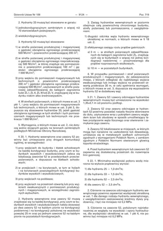 Dziennik Ustaw Nr 109 — 9124 — Poz. 719
2. Hydranty 33 muszą być stosowane w garażu:
1) jednokondygnacyjnym zamkniętym o więcej niż
10 stanowiskach postojowych;
2) wielokondygnacyjnym.
3. Hydranty 52 muszą być stosowane:
1) w strefie pożarowej produkcyjnej i magazynowej
o gęstości obciążenia ogniowego przekraczającej
500 MJ/m2 i powierzchni przekraczającej 200 m2;
2) w strefie pożarowej produkcyjnej i magazynowej
o gęstości obciążenia ogniowego nieprzekraczają-
cej 500 MJ/m2, w której znajduje się pomieszcze-
nie o powierzchni przekraczającej 100 m2 i gę-
stości obciążenia ogniowego przekraczającej
1 000 MJ/m2;
3) przy wejściu do pomieszczeń magazynowych lub
technicznych o powierzchni przekraczającej
200 m2 i gęstości obciążenia ogniowego przekra-
czającej 500 MJ/m2, usytuowanych w strefie poża-
rowej zakwalifikowanej do kategorii zagrożenia
ludzi ZL I, ZL II, ZL III lub ZL V, znajdującej się w bu-
dynku niskim albo średniowysokim.
4. W strefach pożarowych, o których mowa w ust. 3
pkt 1, i przy wejściu do pomieszczeń magazynowych
lub technicznych, o których mowa w ust. 3 pkt 3, do-
puszcza się stosowanie hydrantów 33, jeżeli gęstość
obciążenia ogniowego w tych strefach i tych pomiesz-
czeniach magazynowych lub technicznych nie prze-
kracza 1 000 MJ/m2.
5. Wymagania, o których mowa w ust. 2, nie doty-
czą wolno stojących garaży na terenach zamkniętych
podległych Ministrowi Obrony Narodowej.
§ 20. 1. Hydranty wewnętrzne oraz zawory 52 po-
winny być umieszczane przy drogach komunikacji
ogólnej, w szczególności:
1) przy wejściach do budynku i klatek schodowych
na każdej kondygnacji budynku, przy czym w bu-
dynkach wysokich i wysokościowych zaleca się
lokalizację zaworów 52 w przedsionkach przeciw-
pożarowych, a dopuszcza na klatkach schodo-
wych;
2) w przejściach i na korytarzach, w tym w holach
i na korytarzach poszczególnych kondygnacji bu-
dynków wysokich i wysokościowych;
3) przy wejściach na poddasza;
4) przy wyjściach na przestrzeń otwartą lub przy wyj-
ściach ewakuacyjnych z pomieszczeń produkcyj-
nych i magazynowych, w szczególności zagrożo-
nych wybuchem.
2. Hydranty wewnętrzne oraz zawory 52 muszą
znajdować się na każdej kondygnacji, przy czym w bu-
dynkach wysokich i wysokościowych należy stosować
po dwa zawory 52 na każdym pionie na kondygnacji
podziemnej i na kondygnacji położonej na wysokości
powyżej 25 m oraz po jednym zaworze 52 na każdym
pionie na pozostałych kondygnacjach.
3. Zasięg hydrantów wewnętrznych w poziomie
obejmuje całą powierzchnię chronionego budynku,
strefy pożarowej lub pomieszczenia, z uwzględnie-
niem:
1) długości odcinka węża hydrantu wewnętrznego
określonej w normach, o których mowa w § 18
ust. 2;
2) efektywnego zasięgu rzutu prądów gaśniczych:
a) 3 m — w strefach pożarowych zakwalifikowa-
nych do kategorii zagrożenia ludzi ZL, znajdują-
cych się w budynkach o więcej niż jednej kon-
dygnacji nadziemnej — przyjmowanego dla
prądów rozproszonych stożkowych,
b) 10 m — w pozostałych budynkach.
4. W przypadku pomieszczeń i stref pożarowych
produkcyjnych i magazynowych, do zabezpieczenia
miejsc, z których odległość do najbliższego wyjścia
ewakuacyjnego lub innego wyjścia na przestrzeń ot-
wartą przekracza 30 m, w celu spełnienia wymagań,
o których mowa w ust. 3, dopuszcza się wyposażenie
hydrantu 52 w dodatkowy wąż.
§ 21. 1. Zawory 52 i zawory odcinające hydrantów
wewnętrznych muszą być umieszczone na wysokości
1,35±0,1 m od poziomu podłogi.
2. Zawory 52 oraz zawory odcinające w hydran-
tach 52 powinny posiadać nasady tłoczne skierowane
do dołu, usytuowane wraz z pokrętłem zaworu wzglę-
dem ścian lub obudowy w sposób umożliwiający ła-
twe przyłączanie węża tłocznego oraz otwieranie i za-
mykanie jego zaworu.
3. Zawory 52 lokalizowane w miejscach, w których
mogą być narażone na uszkodzenie lub dewastację,
umieszcza się w metalowych szafkach ochronnych
zgodnych z wymaganiami Polskich Norm, z zamkiem
zgodnym z Polskimi Normami otwieranym głowicą
toporka strażackiego.
4. Przed hydrantem wewnętrznym lub zaworem 52
zapewnia się dostateczną przestrzeń do rozwinięcia
linii gaśniczej.
§ 22. 1. Minimalna wydajność poboru wody mie-
rzona na wylocie prądownicy wynosi:
1) dla hydrantu 25 — 1,0 dm3/s;
2) dla hydrantu 33 — 1,5 dm3/s;
3) dla hydrantu 52 — 2,5 dm3/s;
4) dla zaworu 52 — 2,5 dm3/s.
2. Ciśnienie na zaworze odcinającym hydrantu we-
wnętrznego powinno zapewniać wydajność określoną
w ust. 1 dla danego rodzaju hydrantu wewnętrznego,
z uwzględnieniem zastosowanej średnicy dyszy prą-
downicy, i być nie mniejsze niż 0,2 MPa.
3. Ciśnienie na zaworze 52, położonym najnieko-
rzystniej ze względu na wysokość i opory hydraulicz-
ne, dla wydajności określonej w ust. 1 pkt 4, nie po-
winno być mniejsze niż 0,2 MPa.
 