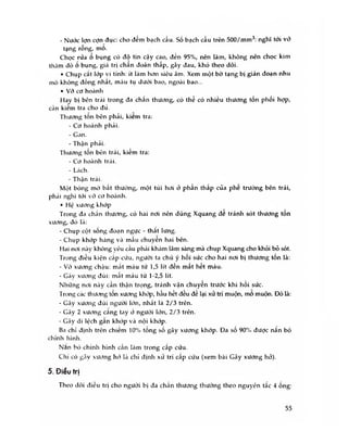 - Nước lợn cợn đục: cho đếm bạch cầu. số bạch cầu trên 500/m m 3: nghĩ tới vỡ
tạng rỗng, mo.
Chọc rửa o bụng có độ tin cậy cao, đến 95%, nên làm, không nên chọc kim
thăm dò o bụng, giá trị chân đoán thâp, gây đau, khó theo dõi.
• Chụp cắt lớp vi tính: ít làm hơn siêu âm. Xem một bờ tạng bị gián đoạn nhu
mô không đồng nhát, máu tụ dưới bao, ngoài bao...
• Vở cơ hoành
Hạy bị bên trái trong đa chan thưưng, có thế có nhiều thương tốn phối hợp,
cẩn kiem tra cho đú.
Thương ton bên phải, kiem tra:
- Cơ hoành phải.
- Gan.
- Thận phải.
Thương tổn bên trái, kiếm tra:
- Cơ hoành trái.
- Lách.
- Thận trái.
Một bóng mò bất thường, một túi hơi ừ phần thấp của phế trường bẽn trái,
phái nghĩ tới vỡ cơ hoành.
• Hệ xương khớp
Trong đa chấn thương, có hai nơi nên dùng Xquang đe tránh sót thương tốn
xương, đó là:
- Chụp cột sông đoạn ngực - thăt lưng.
- Chụp khớp háng và mâu chuyên hai bên.
Hai nơi này không yêu cầu phải khám lâm sàng mà chụp Xquang cho khỏi bỏ sót.
Trong điều kiện cấp cứu, người ta chú ý hồi sức cho hai nơi bị thương tốn là:
- Võ xương chậu: mất máu từ 1,5 lít đến mất hết máu.
- Gãy xương đùi: mât máu từ 1-2,5 lít.
Những nơi này cần thận trọng, tránh vặn chuyển trước khi hồi sức.
Trong các thiícing tổn xưong khớp, hầu hết đều đế lại xử trí muộn, mo muộn. Đó là:
- Gãy xưong đùi người lớn, nhất là 2/3 trên.
- Gãy 2 xưtlng căng tay ỏ người lớn, 2/3 trẽn.
- Gãy di lệch gan khứp và nội khớp.
Ba chi định trên chiếm 10% tống số gãy xương khớp. Đa số 90°/. được nắn bó
chỉnh hình.
Nan bó chình hình cần làm trong cấp cứu.
Chi có gãy xưưng hớ là chi định xử trí cấp cứu (xem bài Gãy xương hở).
5. Điều trị
Theo dõi điều trị cho người bị đa chấn thương thường theo nguyên tắc 4 ống:
55
 