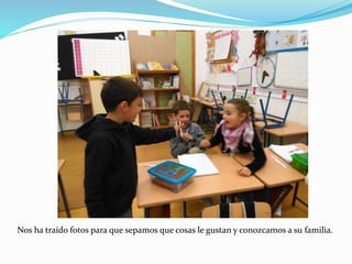 Nos ha traído fotos para que sepamos que cosas le gustan y conozcamos a su familia.
 