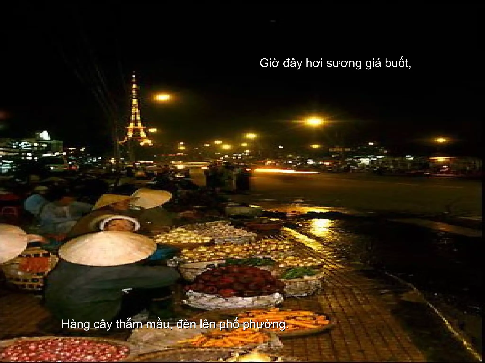 Hàng cây thẫm mầu, đèn lên phố phường.Hàng cây thẫm mầu, đèn lên phố phường.
Giờ đây hơi sương giá buốt,Giờ đây hơi sương giá buốt,
 