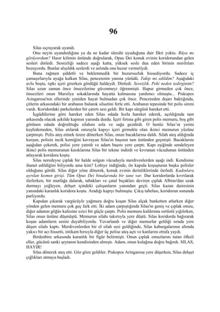 96
     Silas sıçrayarak uyandı.
     Onu neyin uyandırdığına ya da ne kadar süredir uyuduğuna dair fikri yoktu. Rüya mı
görüyordum? Hasır kilimin üstünde doğrularak, Opus Dei konuk evinin koridorundan gelen
sesleri dinledi. Sessizliği sadece aşağı katta, yüksek sesle dua eden birinin mırıltıları
bozuyordu. Bunlar alışıldık seslerdi ve aslında ona huzur vermeliydi.
     Buna rağmen şiddetli ve beklenmedik bir huzursuzluk hissediyordu. Sadece iç
çamaşırlarıyla ayağa kalkan Silas, pencerenin yanına yürüdü. Takip mi edildim? Aşağıdaki
avlu boştu, tıpkı içeri girerken gördüğü haldeydi. Dinledi. Sessizlik. Peki neden tedirginim?
Silas uzun zaman önce önsezilerine güvenmeyi öğrenmişti. Hapse girmeden çok önce,
önsezileri onun Marsilya sokaklarında hayatta kalmasına yardımcı olmuştu... Piskopos
Aıingarosa'nın ellerinde yeniden hayat bulmadan çok önce. Pencereden dışarı baktığında,
çitlerin arkasındaki bir arabanın bulanık siluetini ferle etti. Arabanın tepesinde bir polis sireni
vardı. Koridordaki parkelerden bir çatırtı sesi geldi. Bir kapı sürgüsü hareket etti.
     İçgüdülerine göre hareket eden Silas odada hızla hareket ederek, açıldığında tam
arkasında olacak şekilde kapının yanında durdu. İçeri fırtına gibi giren polis memuru, boş gibi
görünen odada doğrulttuğu silahını sola ve sağa gezdirdi. O henüz Silas’ın yerini
keşfedemeden, Silas atılarak omzuyla kapıyı içeri girmekte olan ikinci memurun yüzüne
çarpmıştı. Polis ateş etmek üzere dönerken Silas, onun bacaklarına daldı. Silah ateş aldığında
kurşun, polisin incik kemiğini kavrayan Silas'ın başının tam üstünden geçmişti. Bacaklarını
aşağıdan çekerek, polisi yere yatırdı ve adam başını yere çarptı. Kapı eşiğinde sendeleyen
ikinci polis memurunun kasıklarına Silas bir tekme indirdi ve kıvranan vücudunun üstünden
atlayarak koridora koştu.
     Silas neredeyse çıplak bir halde solgun vücuduyla merdivenlerden aşağı indi. Kendisine
ihanet edildiğini biliyordu ama kim? Lobiye indiğinde, ön kapıda koşuşturan başka polisler
olduğunu gördü. Silas diğer yöne dönerek, konuk evinin derinliklerinde ilerledi. Kadınlara
ayrılan kısmın girişi. Tüm Opus Dei binalarında bir tane var. Dar koridorlarda kıvrılarak
ilerlerken, bir mutfağa dalarak, tabakları ve çatal bıçakları deviren çıplak Albino'dan uzak
durmayı yeğleyen, dehşet içindeki çalışanların yanından geçti. Silas kazan dairesinin
yanındaki karanlık koridora koştu. Aradığı kapıyı bulmuştu. Çıkış tabelası, koridorun sonunda
parlıyordu.
     Kapıdan çıkarak vargücüyle yağmura doğru koşan Silas alçak banketten atlarken diğer
yönden gelen memuru çok geç fark etti. İki adam çarpıştığında Silas'ın geniş ve çıplak omzu,
diğer adamın göğüs kafesine ezici bir güçle çarptı. Polis memuru kaldırıma sırtüstü yığılırken,
Silas onun üstüne düşmüştü. Memurun silahı takırtıyla yere düştü. Silas koridorda bağırarak
koşan adamların sesini duyabiliyordu. Yuvarlandı ve diğer memurlar geldiği sırada yere
düşen silahı kaptı. Merdivenlerden bir el silah sesi geldiğinde, Silas kaburgalarının altında
yakıcı bir acı hissetti, intikam hırsıyla diğer üç polise ateş açtı ve kanlarını etrafa yaydı.
     Birdenbire arkasında karanlık bir figür belirmişti. Onun çıplak omuzlarını tutan öfkeli
eller, gücünü sanki şeytanın kendisinden almıştı. Adam, onun kulağına doğru bağırdı. SILAS,
HAYIR!
     Silas dönerek ateş etti. Göz göze geldiler. Piskopos Aringarosa yere düşerken, Silas dehşet
çığlıkları atmaya başladı.
 