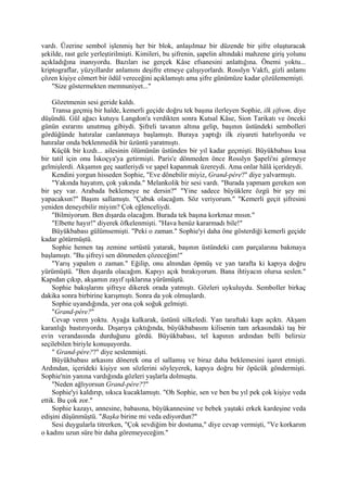 vardı. Üzerine sembol işlenmiş her bir blok, anlaşılmaz bir düzende bir şifre oluşturacak
şekilde, rast gele yerleştirilmişti. Kimileri, bu şifrenin, şapelin altındaki mahzene giriş yolunu
açıkladığına inanıyordu. Bazıları ise gerçek Kâse efsanesini anlattığına. Önemi yoktu...
kriptograflar, yüzyıllardır anlamını deşifre etmeye çalışıyorlardı. Rosslyn Vakfı, gizli anlamı
çözen kişiye cömert bir ödül vereceğini açıklamıştı ama şifre günümüze kadar çözülememişti.
    "Size göstermekten memnuniyet..."

    Gözetmenin sesi geride kaldı.
    Transa geçmiş bir halde, kemerli geçide doğru tek başına ilerleyen Sophie, ilk şifrem, diye
düşündü. Gül ağacı kutuyu Langdon'a verdikten sonra Kutsal Kâse, Sion Tarikatı ve önceki
günün esrarını unutmuş gibiydi. Şifreli tavanın altına gelip, başının üstündeki sembolleri
gördüğünde hatıralar canlanmaya başlamıştı. Buraya yaptığı ilk ziyareti hatırlıyordu ve
hatıralar onda beklenmedik bir üzüntü yaratmıştı.
    Küçük bir kızdı... ailesinin ölümünün üstünden bir yıl kadar geçmişti. Büyükbabası kısa
bir tatil için onu İskoçya'ya getirmişti. Paris'e dönmeden önce Rosslyn Şapeli'ni görmeye
gelmişlerdi. Akşamın geç saatleriydi ve şapel kapanmak üzereydi. Ama onlar hâlâ içerideydi.
    Kendini yorgun hisseden Sophie, "Eve dönebilir miyiz, Grand-pére?" diye yalvarmıştı.
    "Yakında hayatım, çok yakında." Melankolik bir sesi vardı. "Burada yapmam gereken son
bir şey var. Arabada beklemeye ne dersin?" "Yine sadece büyüklere özgü bir şey mi
yapacaksın?" Başını sallamıştı. "Çabuk olacağım. Söz veriyorum." "Kemerli geçit şifresini
yeniden deneyebilir miyim? Çok eğlenceliydi.
    "Bilmiyorum. Ben dışarda olacağım. Burada tek başına korkmaz mısın."
    "Elbette hayır!" diyerek öfkelenmişti. "Hava henüz kararmadı bile!"
    Büyükbabası gülümsemişti. "Peki o zaman." Sophie'yi daha öne gösterdiği kemerli geçide
kadar götürmüştü.
    Sophie hemen taş zemine sırtüstü yatarak, başının üstündeki cam parçalarına bakmaya
başlamıştı. "Bu şifreyi sen dönmeden çözeceğim!"
    "Yarış yapalım o zaman." Eğilip, onu alnından öpmüş ve yan tarafta ki kapıya doğru
yürümüştü. "Ben dışarda olacağım. Kapıyı açık bırakıyorum. Bana ihtiyacın olursa seslen."
Kapıdan çıkıp, akşamın zayıf ışıklarına yürümüştü.
    Sophie bakışlarını şifreye dikerek orada yatmıştı. Gözleri uykuluydu. Semboller birkaç
dakika sonra birbirine karışmıştı. Sonra da yok olmuşlardı.
    Sophie uyandığında, yer ona çok soğuk gelmişti.
    "Grand-pére?"
    Cevap veren yoktu. Ayağa kalkarak, üstünü silkeledi. Yan taraftaki kapı açıktı. Akşam
karanlığı bastırıyordu. Dışarıya çıktığında, büyükbabasını kilisenin tam arkasındaki taş bir
evin verandasında durduğunu gördü. Büyükbabası, tel kapının ardından belli belirsiz
seçilebilen biriyle konuşuyordu.
    " Grand-pére??" diye seslenmişti.
    Büyükbabası arkasını dönerek ona el sallamış ve biraz daha beklemesini işaret etmişti.
Ardından, içerideki kişiye son sözlerini söyleyerek, kapıya doğru bir öpücük göndermişti.
Sophie'nin yanına vardığında gözleri yaşlarla dolmuştu.
    "Neden ağlıyorsun Grand-pére??"
    Sophie'yi kaldırıp, sıkıca kucaklamıştı. "Oh Sophie, sen ve ben bu yıl pek çok kişiye veda
ettik. Bu çok zor."
    Sophie kazayı, annesine, babasına, büyükannesine ve bebek yaştaki erkek kardeşine veda
edişini düşünmüştü. "Başka birine mi veda ediyordun?"
    Sesi duygularla titrerken, "Çok sevdiğim bir dostuma," diye cevap vermişti, "Ve korkarım
o kadını uzun süre bir daha göremeyeceğim."
 