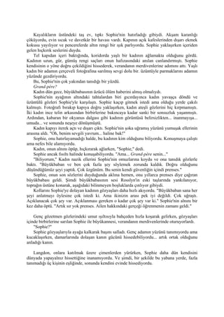 Kayalıkların üstündeki taş ev, tıpkı Sophie'nin hatırladığı gibiydi. Akşam karanlığı
çöküyordu, evin sıcak ve davetkâr bir havası vardı. Kapının açık kafeslerinden dışarı ekmek
kokusu yayılıyor ve pencerelerde altın rengi bir ışık parlıyordu. Sophie yaklaşırken içeriden
gelen hıçkırık seslerini duydu.
    Tel kapıdan içeri baktığında, koridorda yaşlı bir kadının ağlamakta olduğunu gördü.
Kadının uzun, gür, gümüş rengi saçları onun hafızasındaki anılan canlandırmıştı. Sophie
kendisinin o yöne doğru çekildiğini hissederek, verandanın merdivenlerine adımını attı. Yaşlı
kadın bir adamın çerçeveli fotoğrafına sarılmış sevgi dolu bir. üzüntüyle parmaklarını adamın
yüzünde gezdiriyordu.
    Bu, Sophie'nin çok yakından tanıdığı bir yüzdü.
    Grand-pére?
    Kadın dün gece, büyükbabasının üzücü ölüm haberini almış olmalıydı.
    Sophie'nin ayağının altındaki tahtalardan biri gıcırdayınca kadın yavaşça döndü ve
üzüntülü gözleri Sophie'yle karşılaştı. Sophie kaçıp gitmek istedi ama olduğu yerde çakılı
kalmıştı. Fotoğrafı bırakıp kapıya doğru yaklaşırken, kadın ateşli gözlerini hiç kırpmamıştı.
İki kadın ince telin arkasından birbirlerine bakıncaya kadar sanki bir sonsuzluk yaşanmıştı.
Ardından, kabaran bir okyanus dalgası gibi kadının görüntüsü belirsizlikten... inanmayışa...
umuda... ve sonunda neşeye dönüşmüştü.
    Kadın kapıyı iterek açtı ve dışarı çıktı. Sophie'nin şoka uğramış yüzünü yumuşak ellerinin
arasına aldı. "Oh, benim sevgili yavrum... haline bak!"
    Sophie, onu hatırlayamadığı halde, bu kadının kim olduğunu biliyordu. Konuşmaya çalıştı
ama nefes bile alamıyordu.
    Kadın, onun alnını öpüp, hıçkırarak ağlarken, "Sophie," dedi.
    Sophie ancak fısıltı halinde konuşabiliyordu. "Ama... Grand-pére senin..."
    "Biliyorum," Kadın nazik ellerini Sophie'nin omuzlarına koydu ve ona tanıdık gözlerle
baktı. "Büyükbaban ve ben çok fazla şey söylemek zorunda kaldık. Doğru olduğunu
düşündüğümüz şeyi yaptık. Çok üzgünüm. Bu senin kendi güvenliğin içindi prenses."
    Sophie, onun son sözlerini duyduğunda aklına hemen, onu yıllarca prenses diye çağıran
büyükbabası geldi. Şimdi büyükbabasının sesi Rosslyn'in eski taşlarında yankılanıyor,
toprağın üstüne konarak, aşağıdaki bilinmeyen boşluklarda çınlıyor gibiydi.
    Kollarını Sophie'ye dolayan kadının gözyaşları daha hızlı akıyordu. "Büyükbaban sana her
şeyi anlatmayı öylesine çok istedi ki. Ama ikinizin arası pek iyi değildi. Çok uğraştı.
Açıklanacak çok şey var. Açıklanması gereken o kadar çok şey var ki." Sophie'nin alnını bir
kez daha öptü. "Artık sır yok prenses. Ailen hakkındaki gerçeği öğrenmenin zamanı geldi."

    Genç gözetmen gözlerindeki umut ışıltısıyla bahçeden hızla koşarak gelirken, gözyaşları
içinde birbirlerine sarılan Sophie ile büyükannesi, verandanın merdivenlerinde oturuyorlardı.
    "Sophie?"
    Sophie gözyaşlarıyla ayağa kalkarak başını salladı. Genç adamın yüzünü tanımıyordu ama
kucaklaşırken, damarlarında dolaşan kanın gücünü hissedebiliyordu... artık ortak olduğunu
anladığı kanın.

    Langdon, onlara katılmak üzere çimenlerden yürürken, Sophie daha dün kendisini
dünyada yapayalnız hissettiğine inanamıyordu. Ve şimdi, bir şekilde bu yabana yerde, fazla
tanımadığı üç kişinin eşliğinde, sonunda kendini evinde hissediyordu.
 