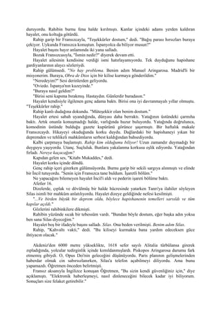 duruyordu. Rahibin burnu fena halde kırılmıştı. Kanlar içindeki adamı yerden kaldıran
hayalet, onu koltuğa götürdü.
     Rahip garip bir Fransızcayla, "Teşekkürler dostum," dedi. "Bağış parası hırsızları buraya
çekiyor. Uykunda Fransızca konuştun. İspanyolca da biliyor musun?"
     Hayalet başını hayır anlamında iki yana salladı.
     Bozuk Fransızcasıyla, "İsmin nedir?" diyerek devam etti.
     Hayalet ailesinin kendisine verdiği ismi hatırlayamıyordu. Tek duyduğunu hapishane
gardiyanlarının alaycı sözleriydi.
     Rahip gülümsedi. "No hay problema. Benim adım Manuel Aringarosa. Madrid'li bir
misyonerim. Buraya, Obra de Dios için bir kilise kurmaya gönderildim."
     “Neredeyim?" Sesi derinlerden geliyordu.
     "Oviedo. İspanya'nın kuzeyinde."
     "Buraya nasıl geldim?"
     "Birisi seni kapıma bırakmış. Hastaydın. Günlerdir buradasın."
     Hayalet kendisiyle ilgilenen genç adama baktı. Birisi ona iyi davranmayalı yıllar olmuştu.
"Teşekkürler rahip."
     Rahip kanlı dudağına dokundu. "Müteşekkir olan benim dostum."
     Hayalet ertesi sabah uyandığında, dünyası daha berraktı. Yatağının üstündeki çarmıha
baktı. Artık onunla konuşmadığı halde, varlığında huzur buluyordu. Yatağında doğrulunca,
komodinin üstünde bulduğu gazete kupürünü görünce şaşırmıştı. Bir haftalık makale
Fransızcaydı. Hikayeyi okuduğunda korku duydu. Dağlardaki bir hapishaneyi yıkan bir
depremden ve tehlikeli mahkûmların serbest kaldığından bahsediyordu.
     Kalbi çarpmaya başlamıştı. Rahip kim olduğumu biliyor! Uzun zamandır duymadığı bir
duyguyu yaşıyordu. Utanç. Suçluluk. Bunlara yakalanma korkusu eşlik ediyordu. Yatağından
fırladı. Nereye kaçacağım?
     Kapıdan gelen ses, "Kitabı Mukaddes," dedi.
     Hayalet korku içinde döndü.
     Genç rahip içeri girerken gülümsüyordu. Burnu garip bir sekili sargıya alınmıştı ve elinde
bir İncil tutuyordu. "Senin için Fransızca tane buldum. İşaretli bölüm."
     Ne yapacağını bilemeyen hayalet İncil'i aldı ve pederin işareti bölüme baktı.
     Afetler 16.
     Dizelerde, çıplak ve dövülmüş bir halde hücresinde yatarken Tanrı'ya ilahiler söyleyen
Silas isimli bir mahkûm anlatılıyordu. Hayalet dizeye geldiğinde nefesi kesilmişti.
     "...Ve birden büyük bir deprem oldu, böylece hapishanenin temelleri sarsıldı ve tüm
kapılar açıldı."
     Gözlerini rahibinkilere dikmişti.
     Rahibin yüzünde sıcak bir tebessüm vardı. "Bundan böyle dostum, eğer başka adın yoksa
ben sana Silas diyeceğim."
     Hayalet boş bir ifadeyle başını salladı. Silas. Ona beden verilmişti. Benim adım Silas.
     Rahip, "Kahvaltı vakti," dedi. "Bu kiliseyi kurmakta bana yardım edeceksen güce
ihtiyacın olacak."

    Akdeniz'den 6000 metre yükseklikte, 1618 sefer sayılı Alitalia türbülansa girerek
zıpladığında, yolcular tedirginlik içinde kımıldanmışlardı. Piskopos Aringarosa durumu fark
etmemiş gibiydi. O, Opus Dei'nin geleceğini düşünüyordu. Paris planının gelişmelerinden
haberdar olmak cin sabırsızlanırken, Silas'a telefon açabilmeyi diliyordu. Ama bunu
yapamazdı. Öğretmen önceden belirtmişti.
    Fransız aksanıyla İngilizce konuşan Öğretmen, "Bu sizin kendi güvenliğiniz için," diye
açıklamıştı. "Elektronik haberleşmeyi, nasıl dinleneceğini bilecek kadar iyi biliyorum.
Sonuçları size felaket getirebilir."
 
