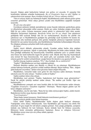 önceydi. Doğum günü hediyelerini bulmalı için gizlice evi arıyordu. O zamanlar bile
kendisinden saklanan sırlardan hoşlanmazdı. Bu yıl Grand-pére bana ne aldı? Rafları ve
çekmecelerin içini aramıştı. Bana istediğim bebeği aldı mı? Nereye saklamış olabilir?
    Tüm evi arayıp, hiçbir şey bulamayan Sophie, büyükbabasının yatak odasına gizlice girme
cesaretini göstermişti. Onun odaya girmesi yasaktı ama büyükbabası aşağıdaki kanepede
uyuyordu.
    Bir göz atıp çıkacağım!
    Gıcırdayan parkenin üstünde parmaklarının ucuna basarak dedesinin gardırobuna gitmiş
ve elbiselerinin arkasındaki rafları aramıştı. Hiçbir şey yoktu Ardından yatağın altına baktı.
Hâlâ bir şey yoktu. Çalışma masasının yanına gitmiş ve çekmeceleri teker teker açarak,
dikkatlice karıştırmaya başlamıştı. Buralarda benim için bir şey olmalı! Son çekmeceye
geldiğinde hâlâ oyuncak bebeğe dair bir ize rastlayamamıştı. Keyifsiz bir şekilde son
çekmeceyi açtı ve büyükbabasının giydiğini hiç görmediği siyah kıyafetleri bir kenara itti.
Çekmecenin arka tarafında parlayan altın gözüne iliştiğinde çekmeceyi kapatmak üzereydi.
Köstekli bir cep saatine benziyordu, ama büyükbabasının bunlardan kullanmadığını biliyordu.
Ne olduğunu anlamaya çalışırken kalbi hızla çarpıyordu.
    Bir kolye!
    Sophie zinciri dikkatle çekmeceden çıkardı. Ucundan sarkan harika altın anahtarı
gördüğünde çok şaşırmıştı. Ağırdı ve parlıyordu. Büyülenmiş bir halde yukarı kaldırdı. Daha
önce gördüğü anahtarlara hiç benzemiyordu. Genellikle anahtarlar yassı ve çentikli olurdu
ama bunun her tarafı kabarcıklı üçgen bir gövdesi vardı. Büyük altın başı haç biçimindeydi
ama normal bir haça benzemiyordu. Artı işareti gibi, eşit uzunlukta kollan vardı. Haçın
ortasına garip bir sembol yerleştirilmişti -çiçeğe benzer bir desenle iç içe geçmiş iki harf.
    Harfleri okuyup, kaşlarını çatarken, "P.S.," diye fısıldadı. Bu ne olabilirdi ki?
    "Sophie?" Büyükbabasının sesi kapı eşiğinden gelmişti.
    İrkilerek dönerken anahtar yere düşmüş ve yüksek bir ses çıkarmıştı. Büyükbabasının
yüzüne bakmaya korkarak, gözlerini yerdeki anahtara dikmişti. Başını kaldırıp, "Ben... doğum
günü hediyemi arıyordum," derken onun güvenine ihanet ettiğini biliyordu.
    Büyükbabası, sonsuzluk kadar uzun gelen bir süre boyunca eşikte durmuştu. Sonunda
sıkıntıyla uzun bir nefes almıştı. "Anahtarı yerden al Sophie."
    Sophie anahtarı tekrar eline almıştı.
    Büyükbabası içeri girmişti. "Sophie, başkalarının özel hayatına saygı göstermelisin."
Nazik bir şekilde çömelip anahtarı ondan almıştı. "Bu anahtar çok özeldir. Eğer onu
kaybetseydin..."
    Büyükbabasının yumuşak sesi onun kendini daha da kötü hissetmesine neden olmuştu.
"Üzgünüm Grand-pére. Gerçekten üzgünüm." Durmuştu. "Bunun doğum günüm için bir
kolye olduğunu sanmıştım."
    Büyükbabası, ona bir süre baktı. "Bunu bir kez daha söyleyeceğim Sophie, çünkü önemli.
Başkalarının özeline saygı duymayı öğrenmelisin'
    "Evet Grand-pére."
    "Bunu başka zaman konuşuruz. Şimdi bahçenin temizlenmesi gerekiyor."
    Sophie aceleyle günlük işinin basma koşmuştu.
    Ertesi sabah Sophie, büyükbabasından hiçbir doğum günü hediyesi almamıştı.
Yaptığından sonra almayı beklemiyordu. Ama büyükbabası gün boyunca onu tebrik bile
etmemişti. O gece üzgün bir ruh haliyle yatağına girmişti. Ama yatağa girdiğinde, yastığının
üstünde onu bekleyen bir kart bulmuştu. Kartın üstünde basit bir bilmece yazıyordu.
Bilmeceyi henüz çözmeden gülümsemeye başlamıştı. Bunun ne olduğunu biliyorum!
Büyükbabası aynını onun için son yılbaşı sabahı yapmıştı.
    Bir define avı!
 